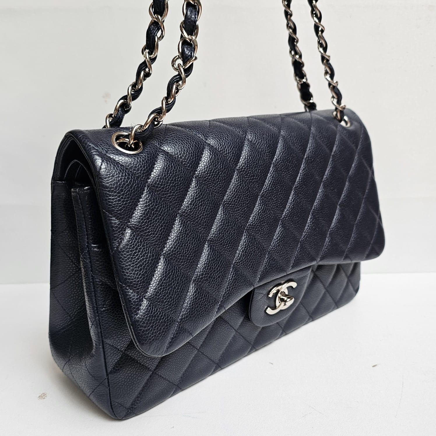 Chanel sac à double rabat Jumbo matelassé en cuir caviar bleu marine en vente 9