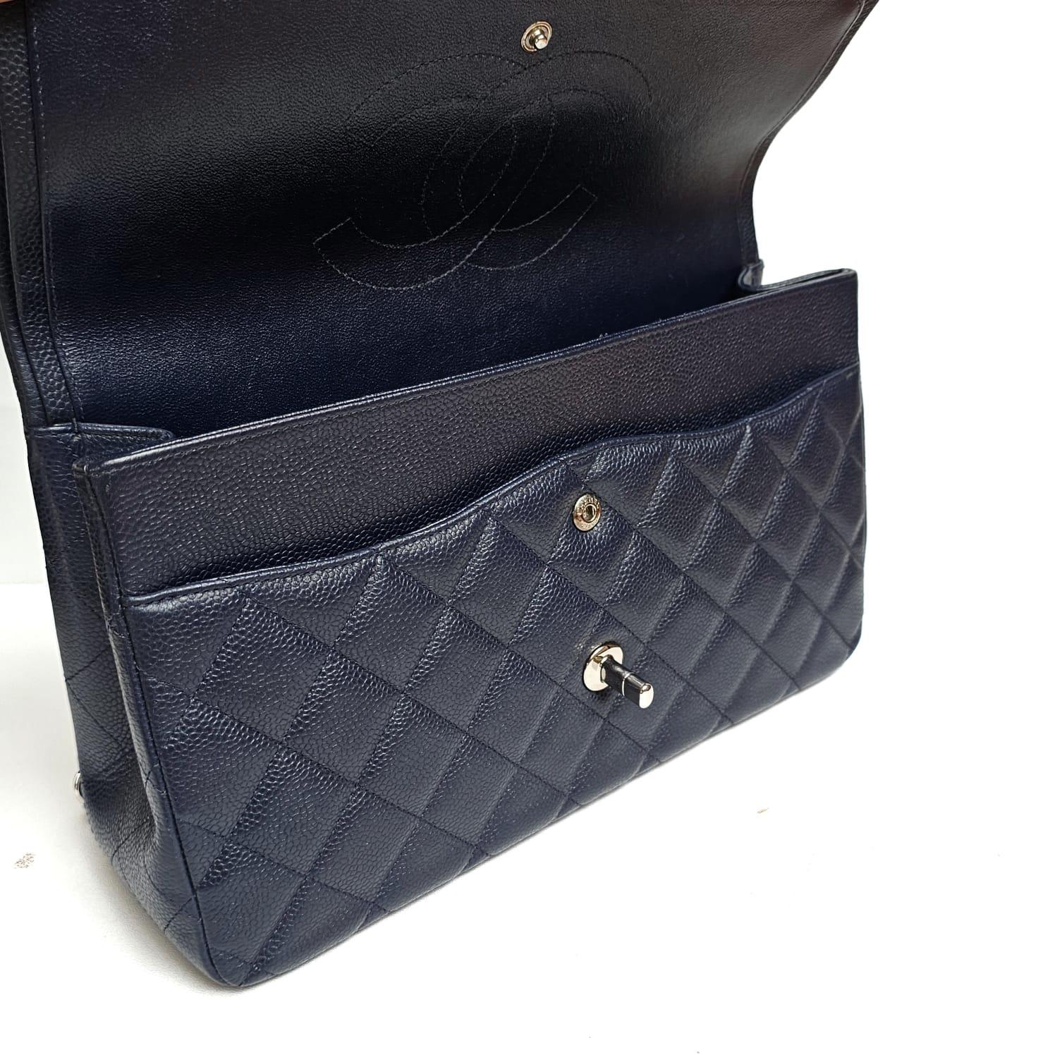 Chanel sac à double rabat Jumbo matelassé en cuir caviar bleu marine en vente 2