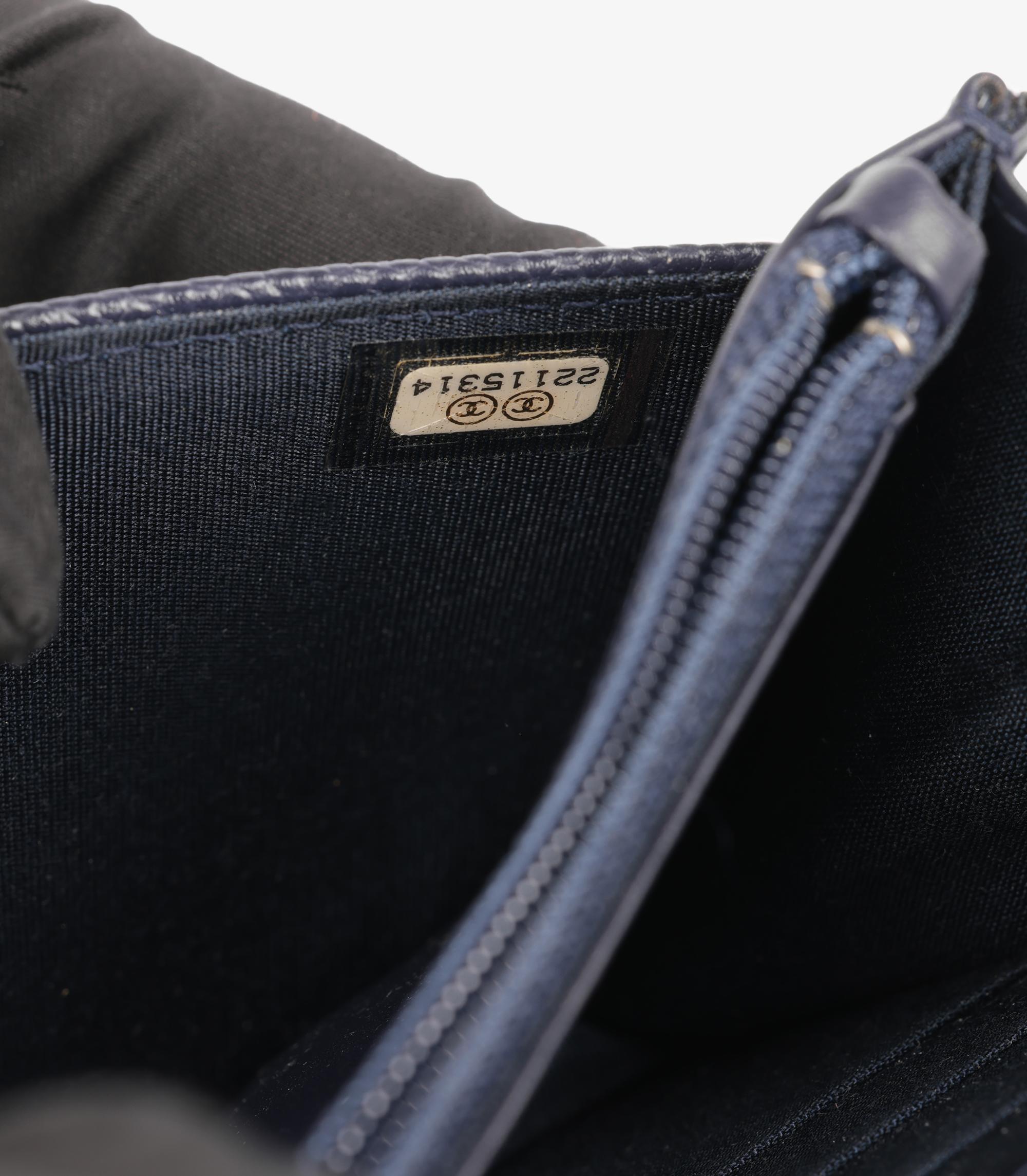 Chanel Portafoglio senza tempo in pelle di caviale navy WOC in vendita 5