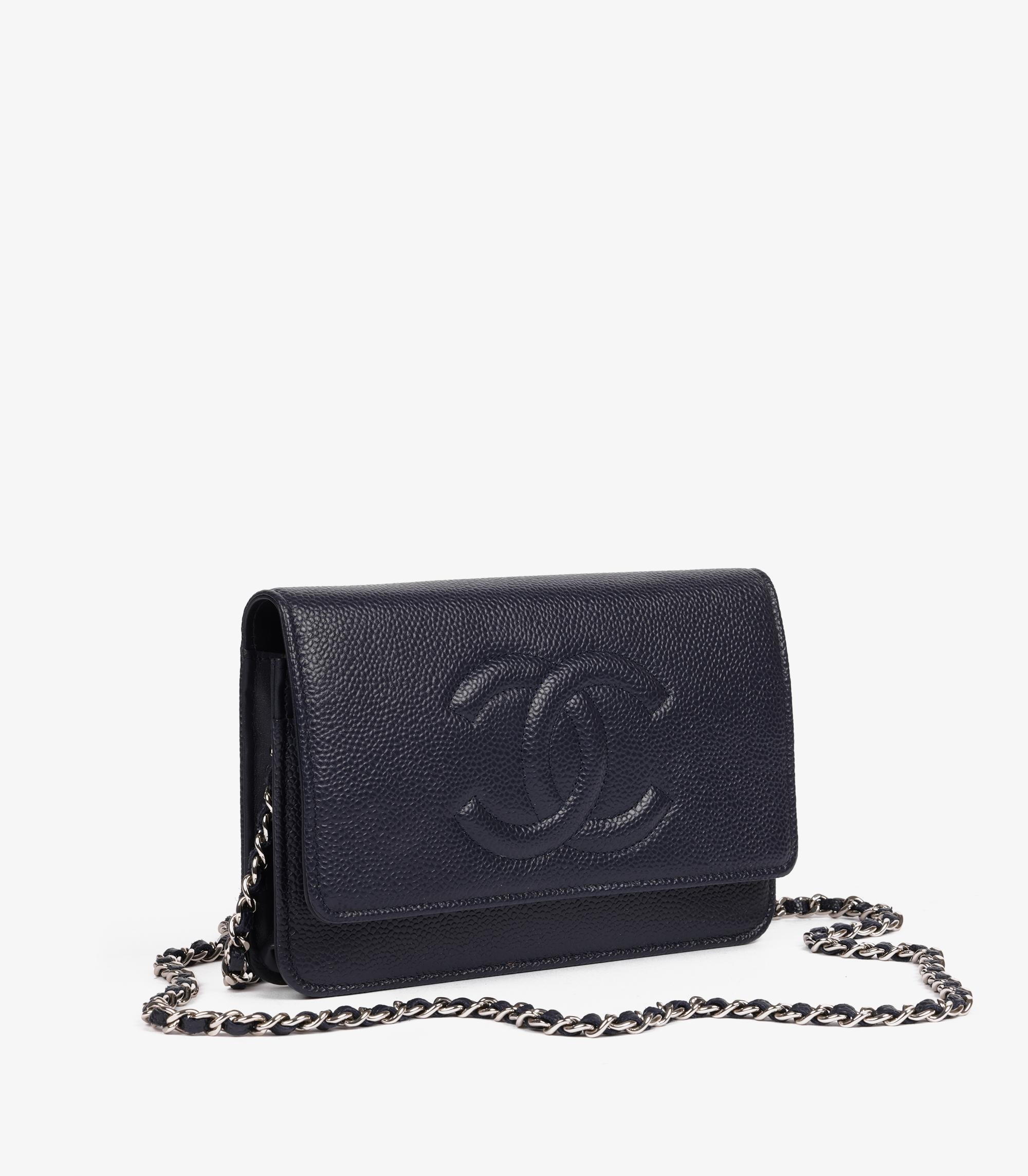 Nero Chanel Portafoglio senza tempo in pelle di caviale navy WOC in vendita