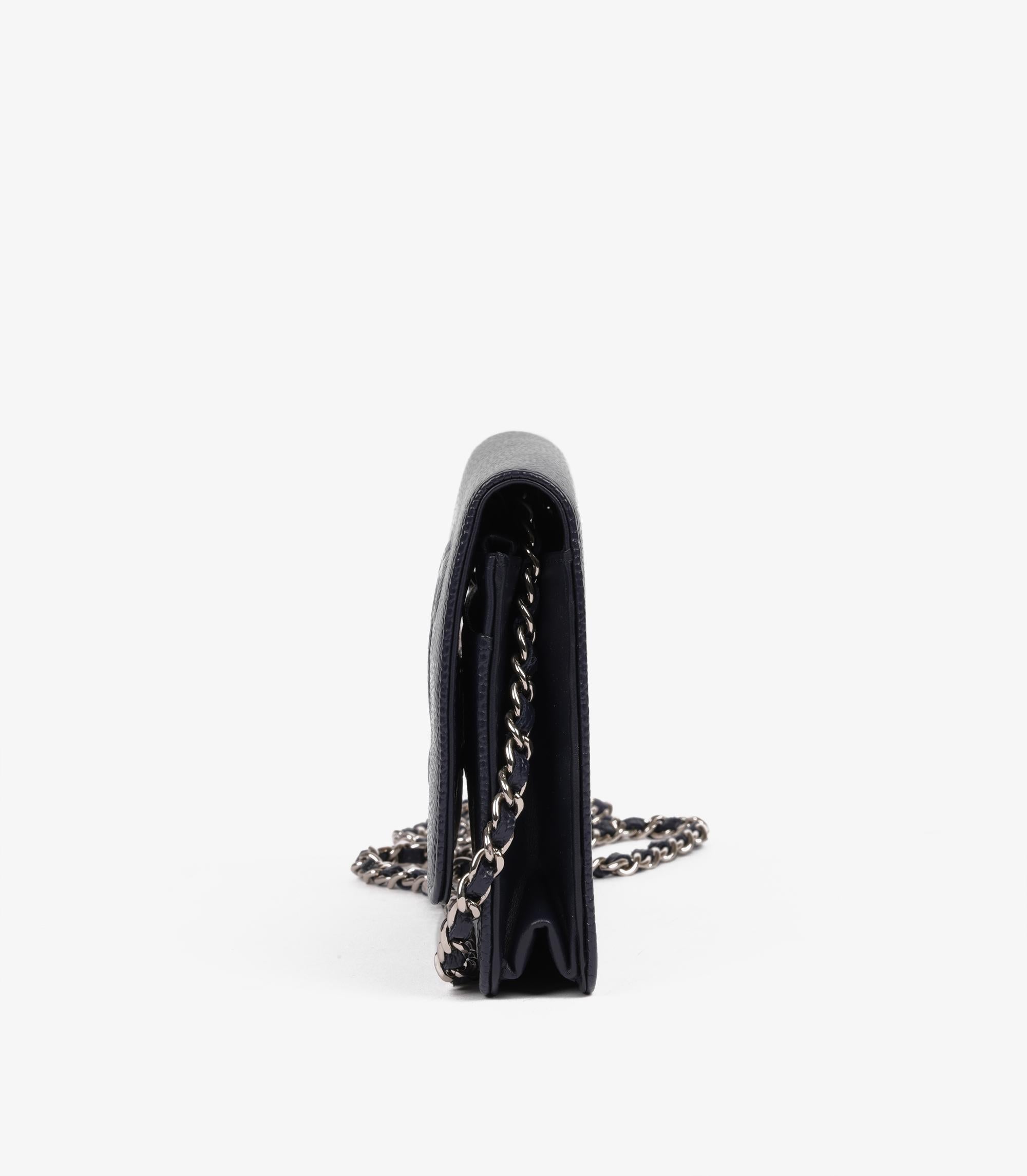 Chanel Portafoglio senza tempo in pelle di caviale navy WOC in vendita 1