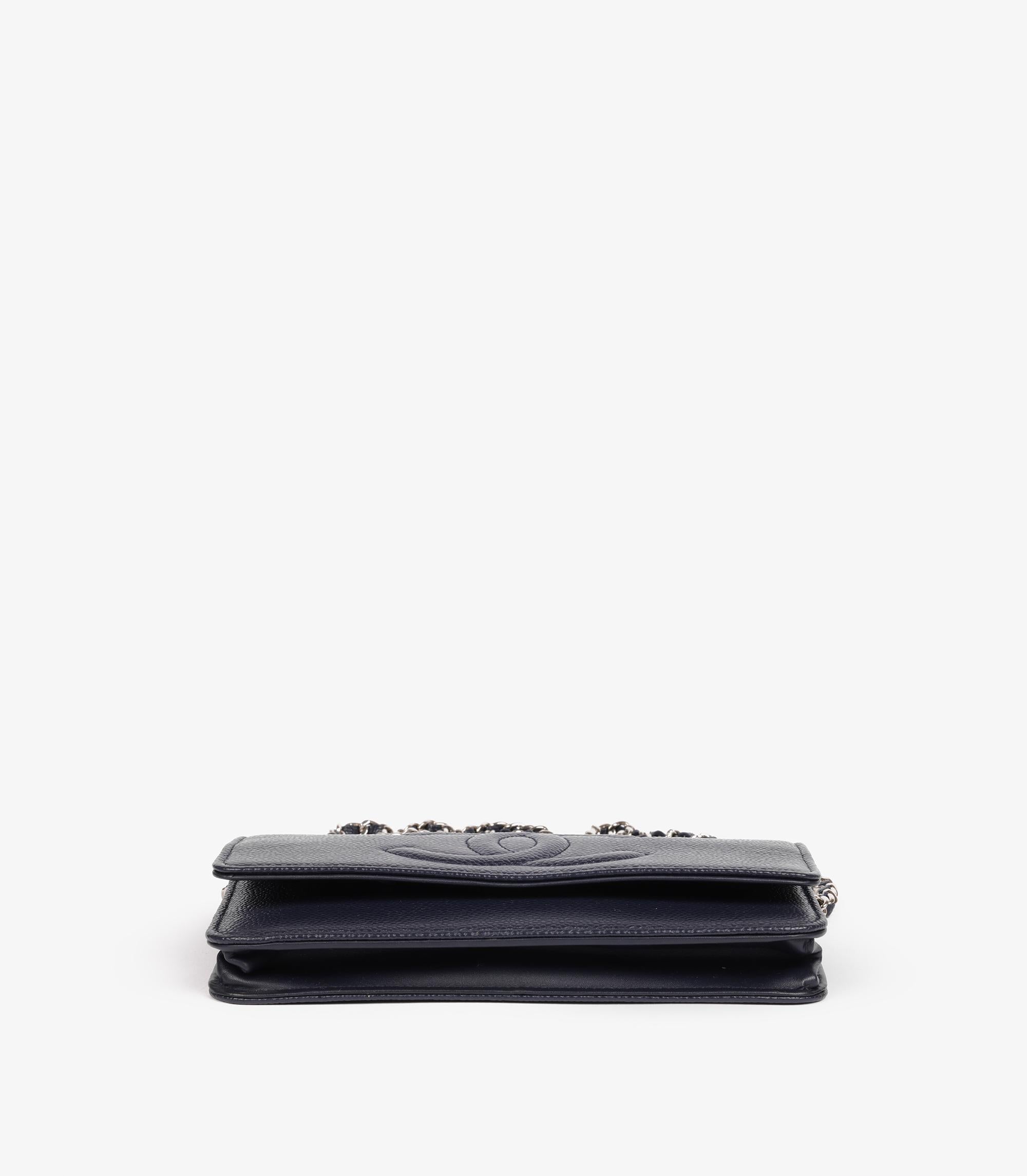 Chanel Portafoglio senza tempo in pelle di caviale navy WOC in vendita 2