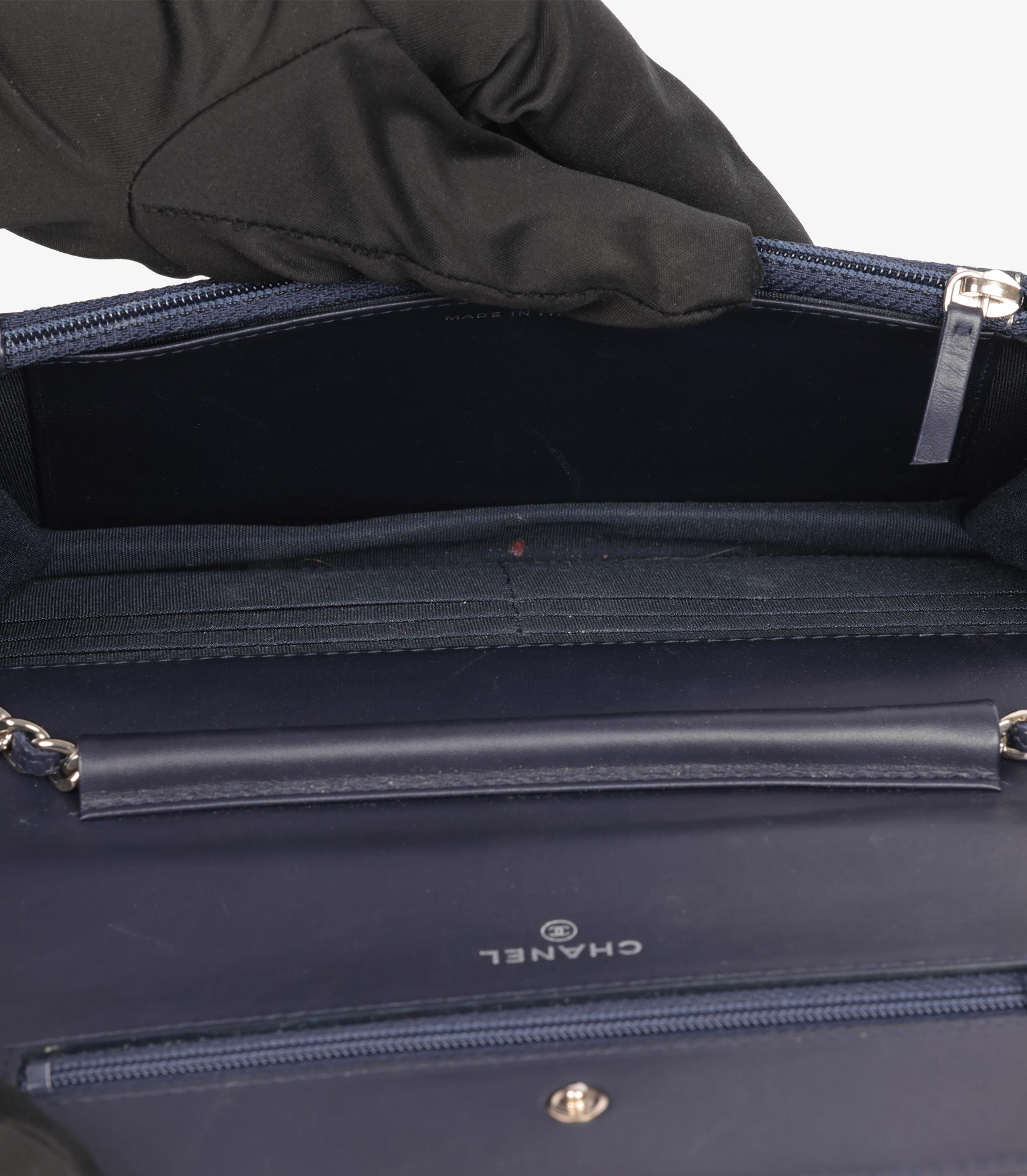 Chanel Portafoglio senza tempo in pelle di caviale navy WOC in vendita 3