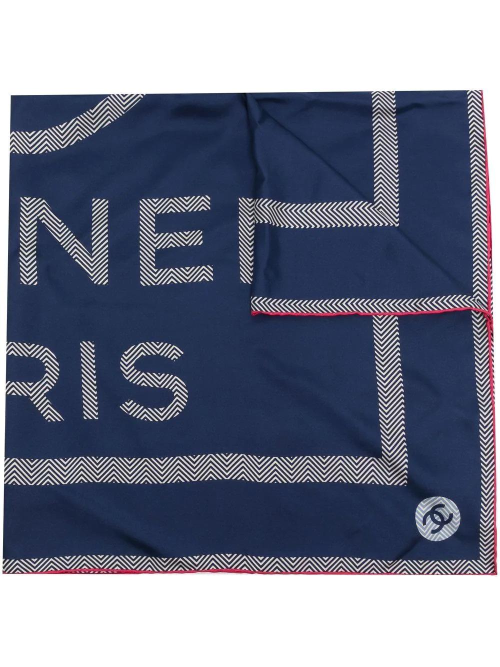 Dieser marineblaue Chanel Seidenschal aus Seide zeigt das charakteristische CC-Logo der Marke und ist mit einem fuchsiafarbenen Besatz versehen. Binden Sie es um Ihren Hals oder die Griffe einer Tasche.

Farbe: