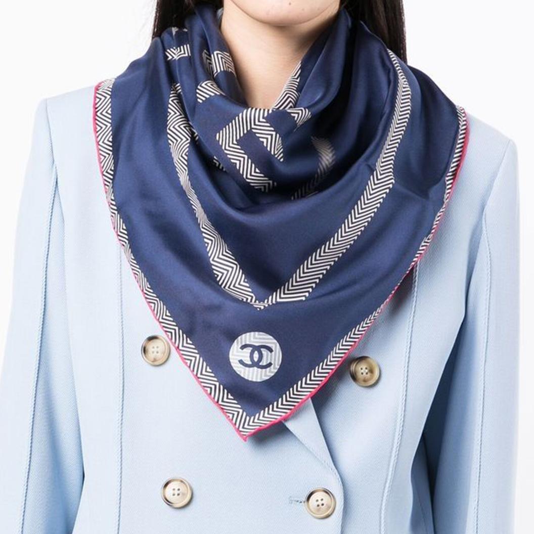 Rose Chanel écharpe en soie bleu marine bordée du logo CC rose en vente
