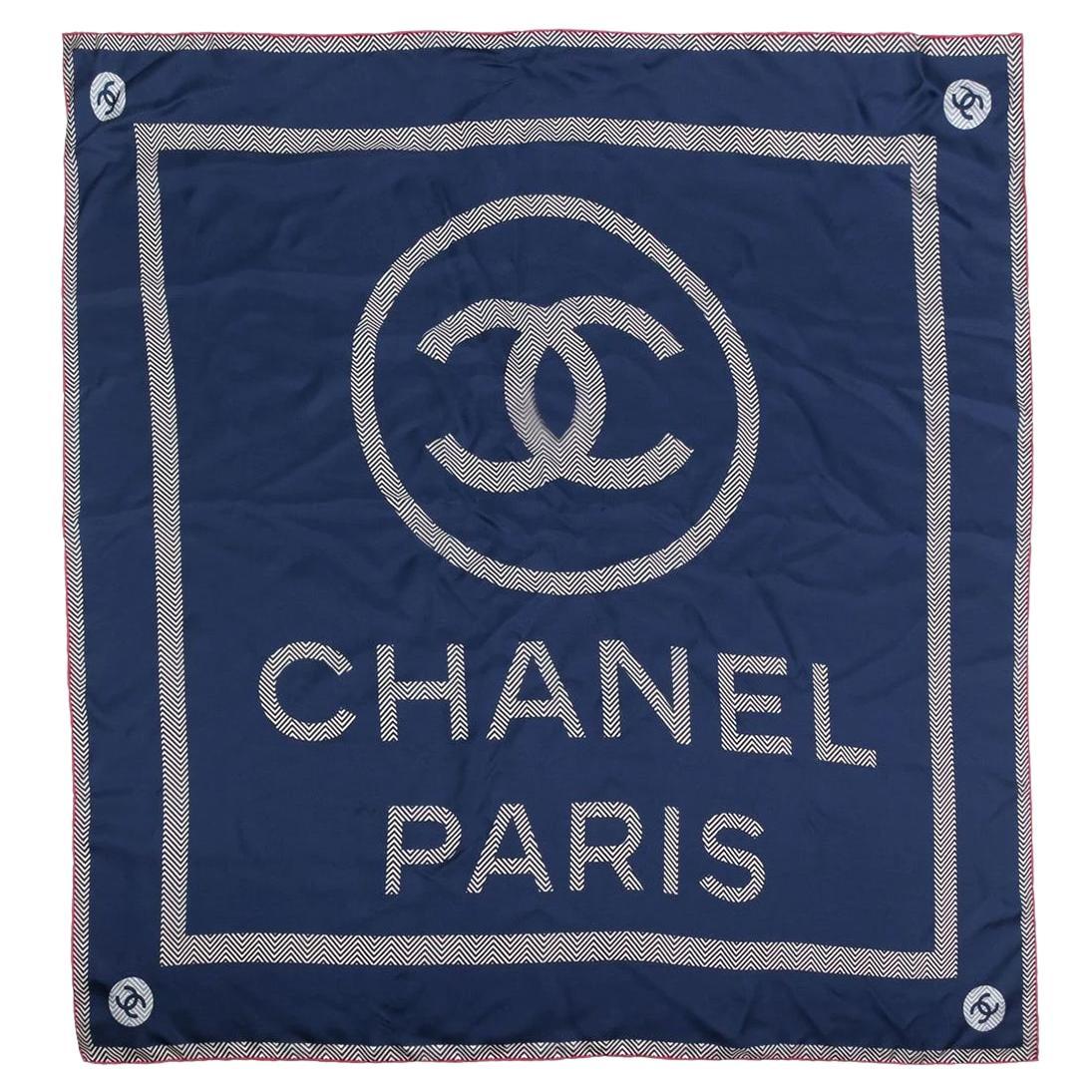 Chanel écharpe en soie bleu marine bordée du logo CC rose en vente