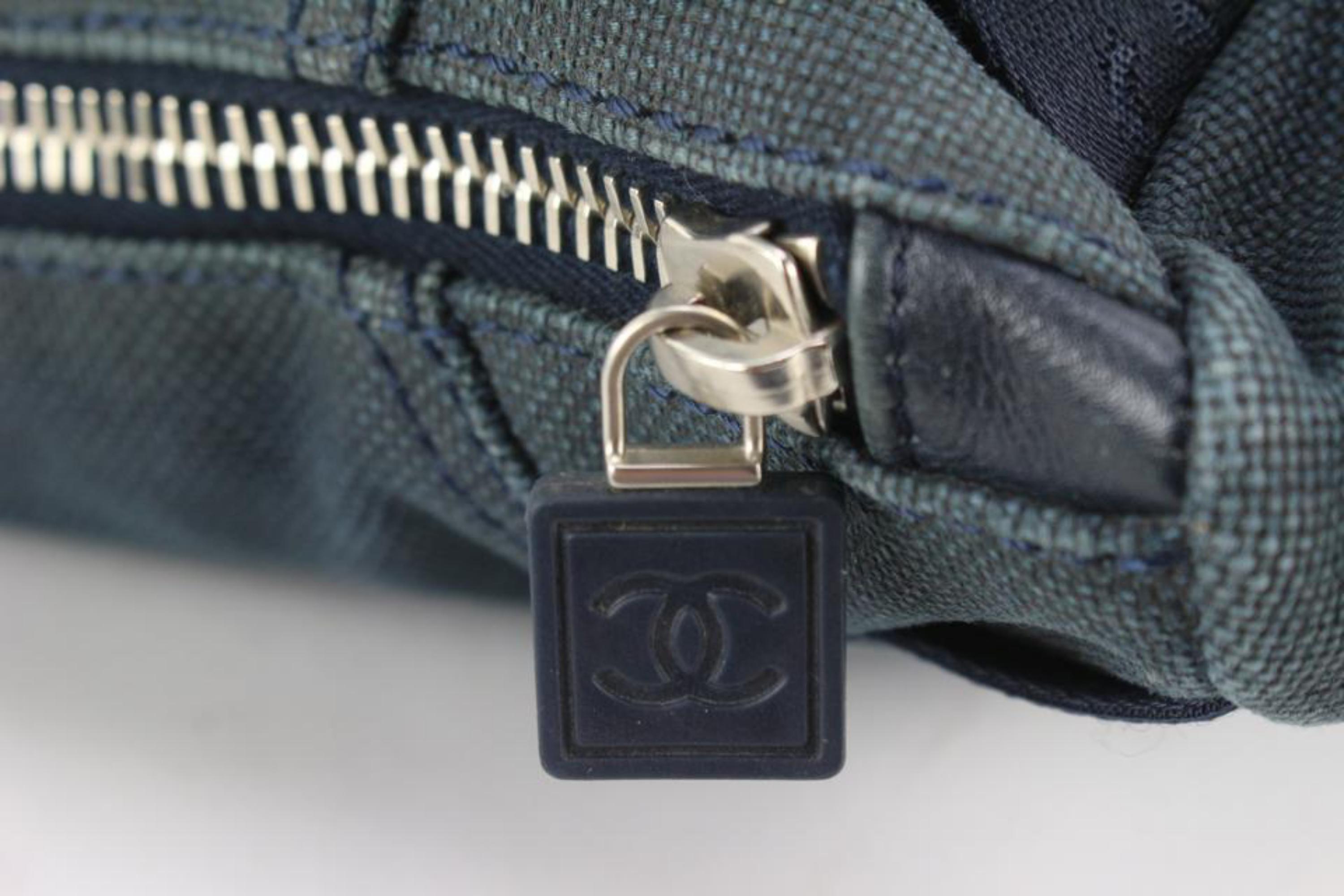 Chanel Navy CC Logo Sports Messenger Crossbody 56cc76s In Good Condition For Sale In Dix hills, NY