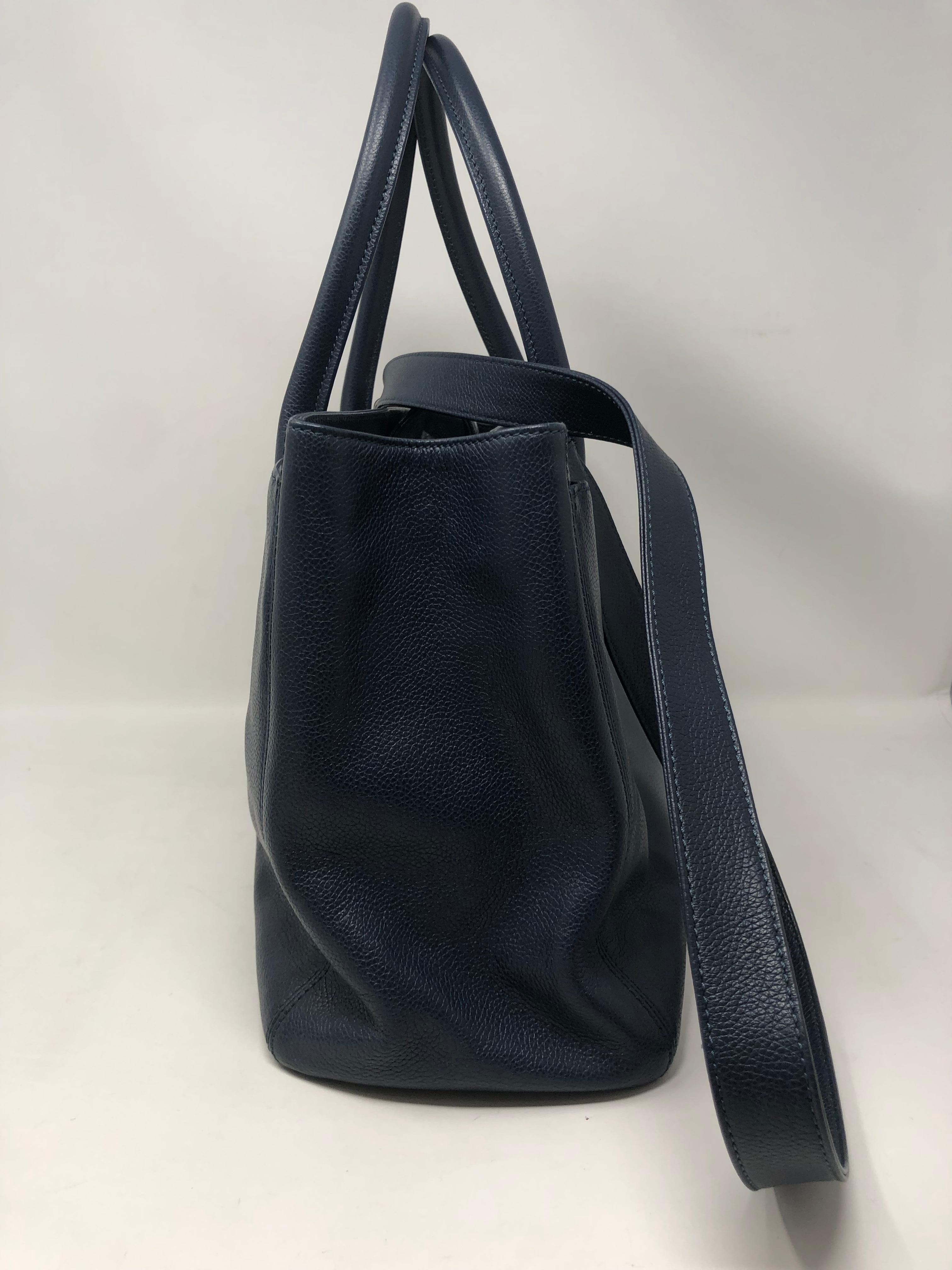 Chanel Navy Cerf Executive Shopper Tote  In Good Condition In Athens, GA