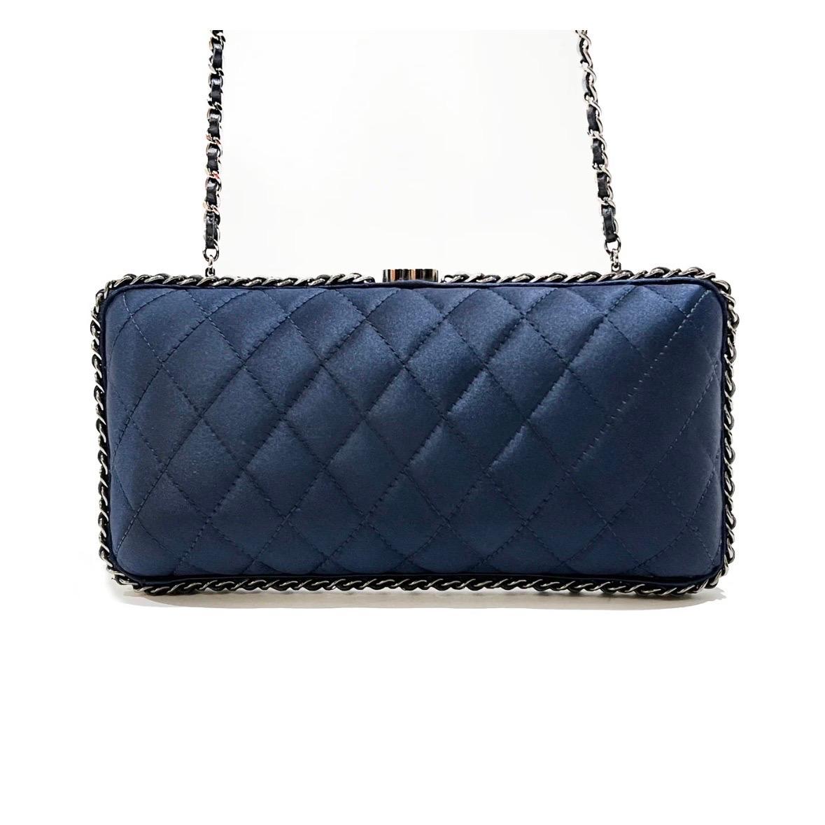 Chanel Navy Chain Around Clutch Pre-Fall2012 In Excellent Condition In Los Angeles, CA