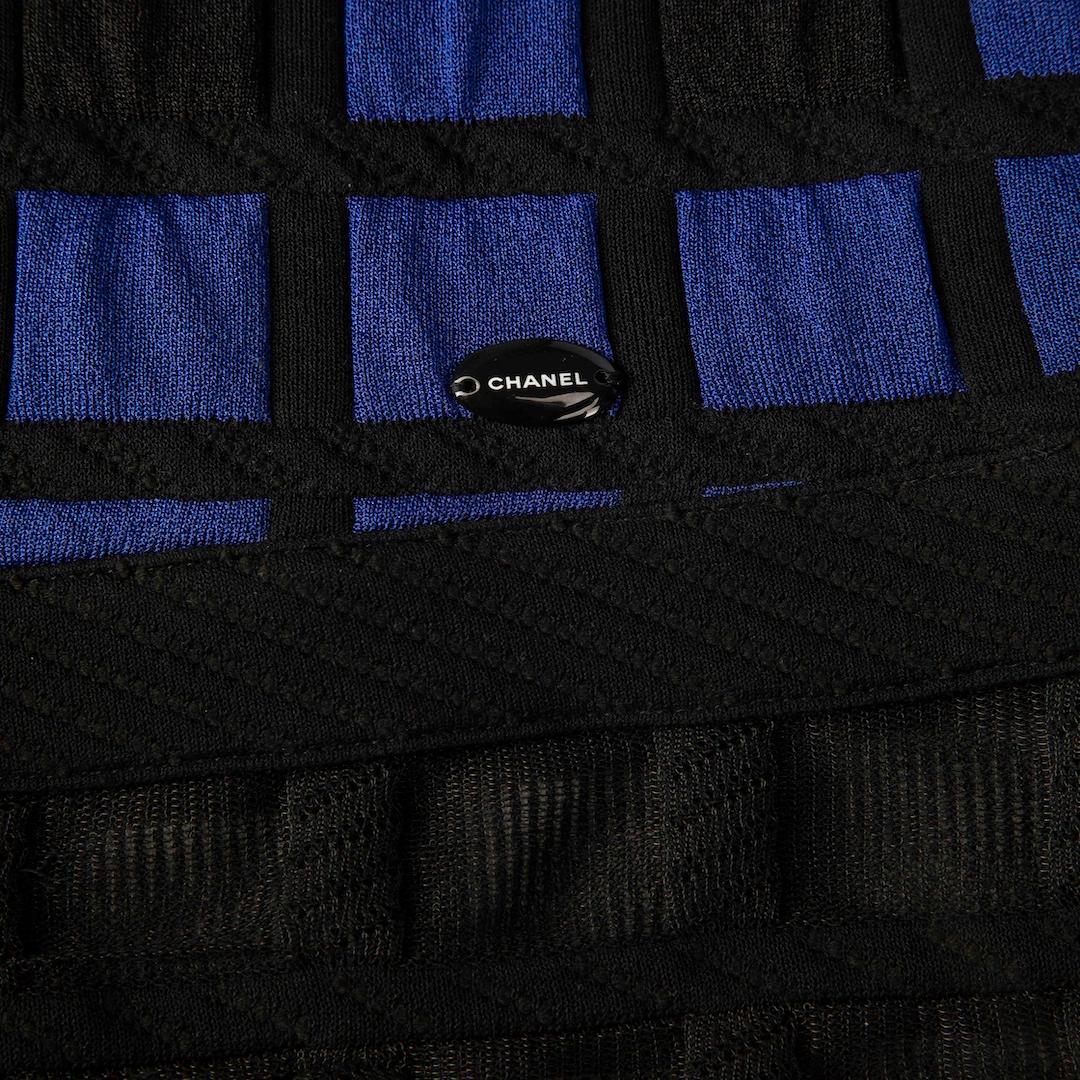 Chanel Marinefarbener karierter Strick-Midirock Größe M (Schwarz) im Angebot