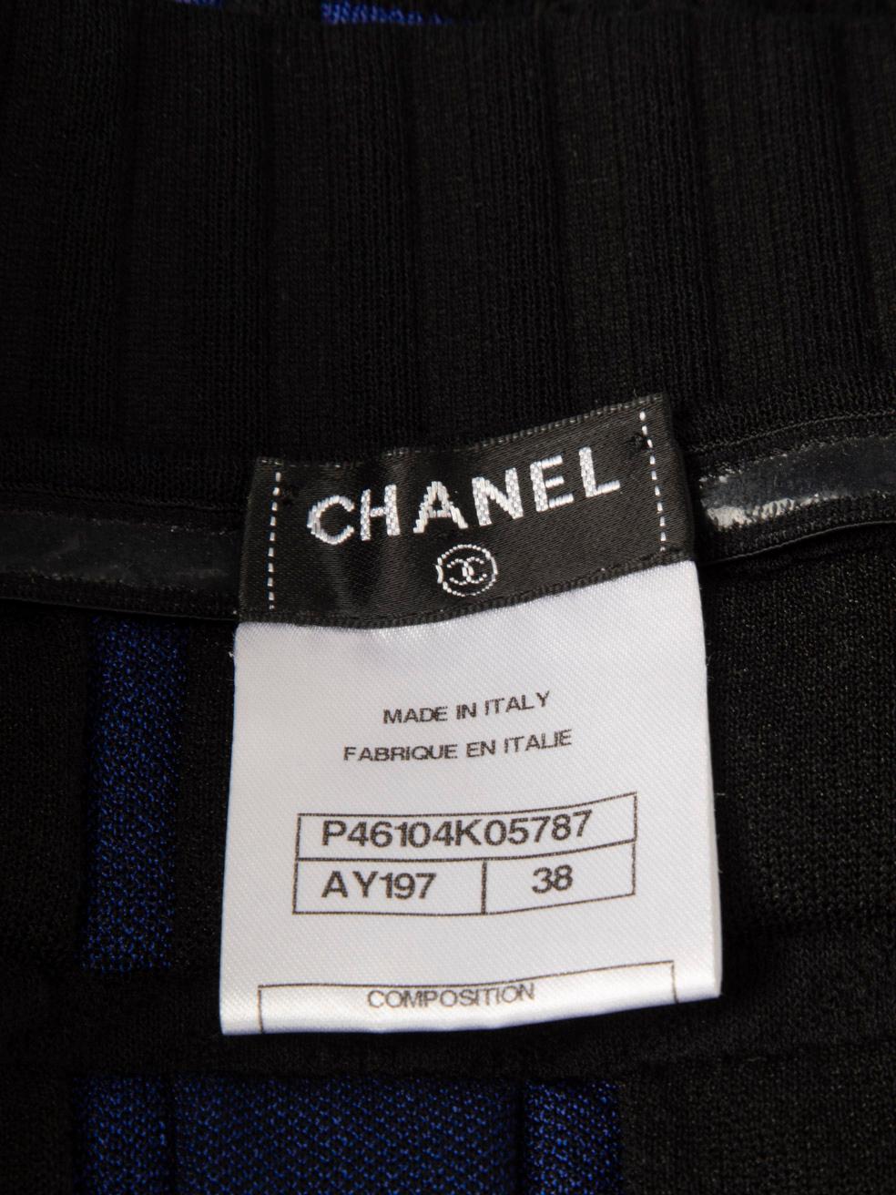 Chanel Marinefarbener karierter Strick-Midirock Größe M im Zustand „Gut“ im Angebot in London, GB