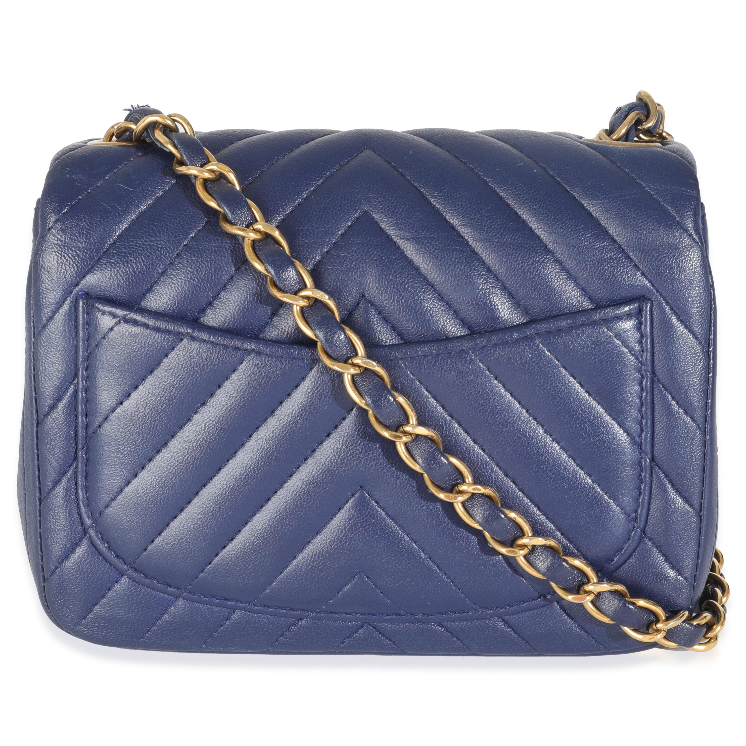 Titre de la liste : Chanel Navy Chevron Lambskin Mini Square Flap Bag
SKU : 147200
Condit : Usagé 
Description de l'état : Un classique intemporel qui ne se démode jamais, le sac à rabat de Chanel date de 1955 et a connu un certain nombre de mises à