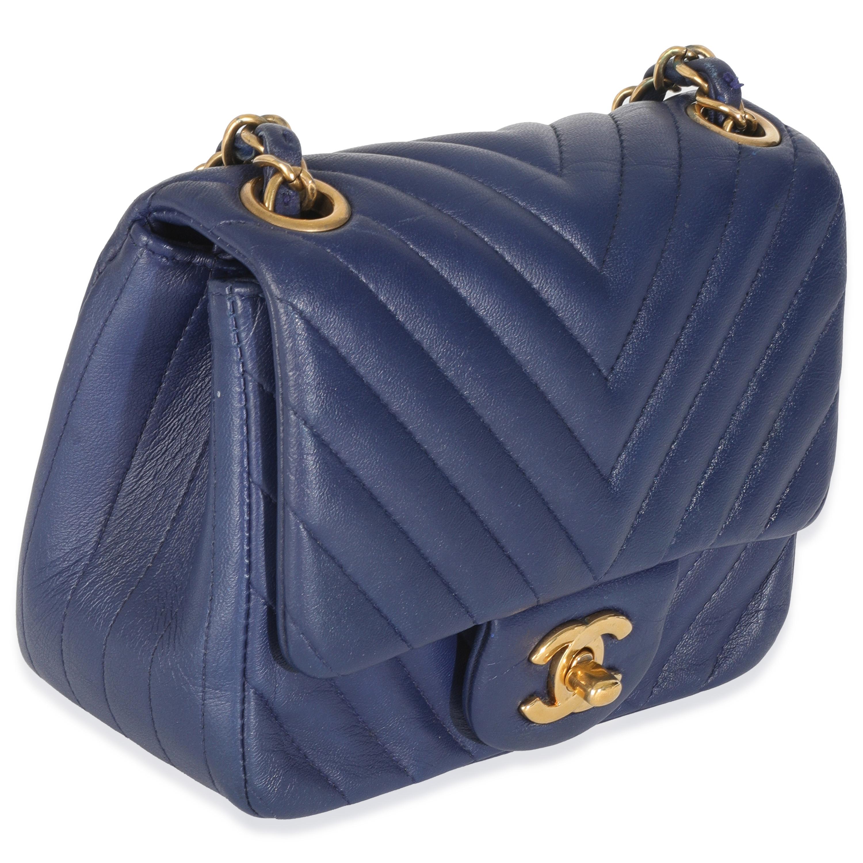 Violet Chanel Navy Chevron Lambskin Mini Square Flap Bag en vente