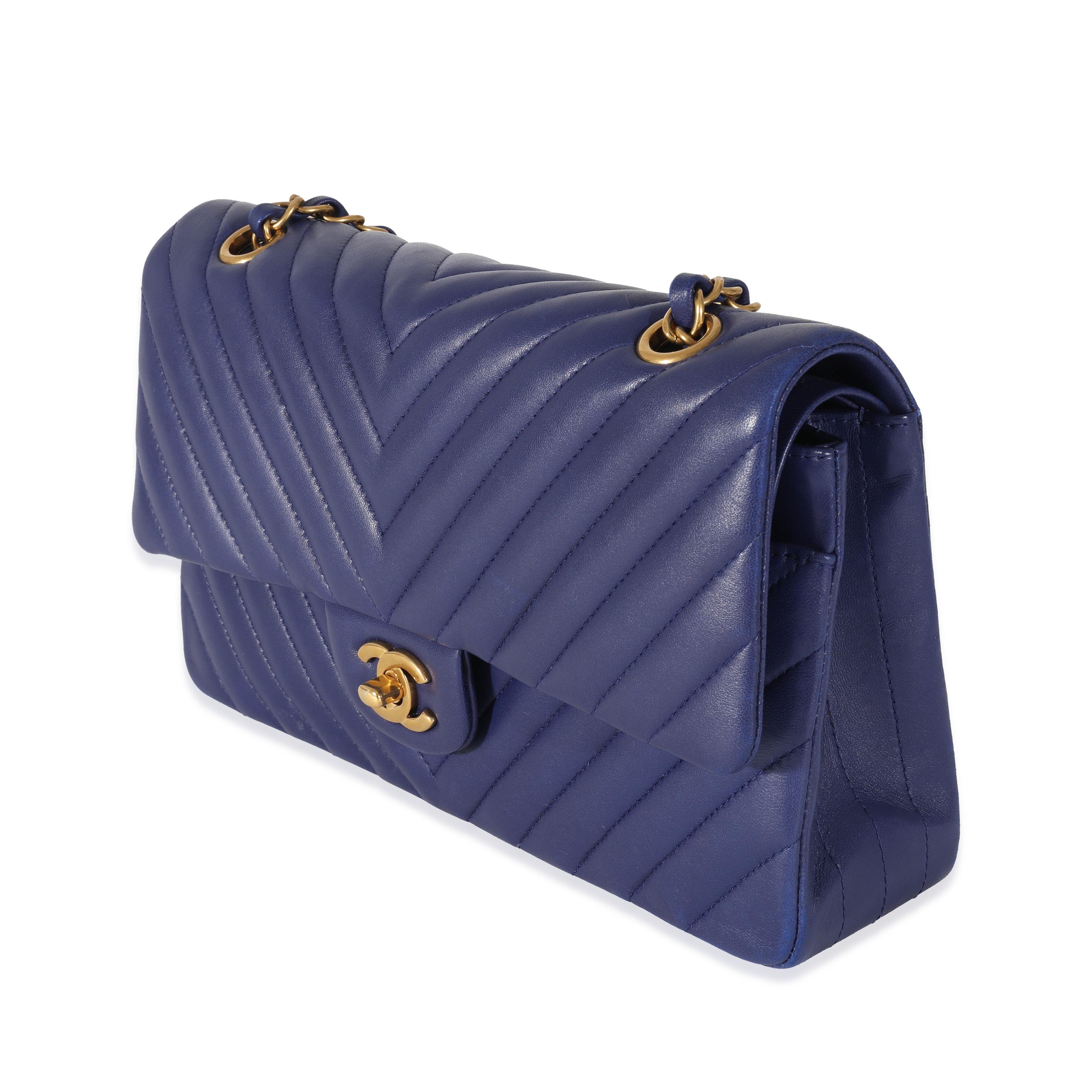 Chanel Navy Chevron Medium Classic Double Flap In Excellent Condition For Sale In New York, NY