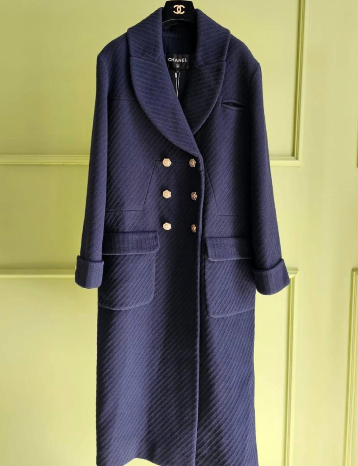 Chanel Wool navy coat. New with tag.
90% wool
10% cashmere 
100% silk- lining 
Size 44.

