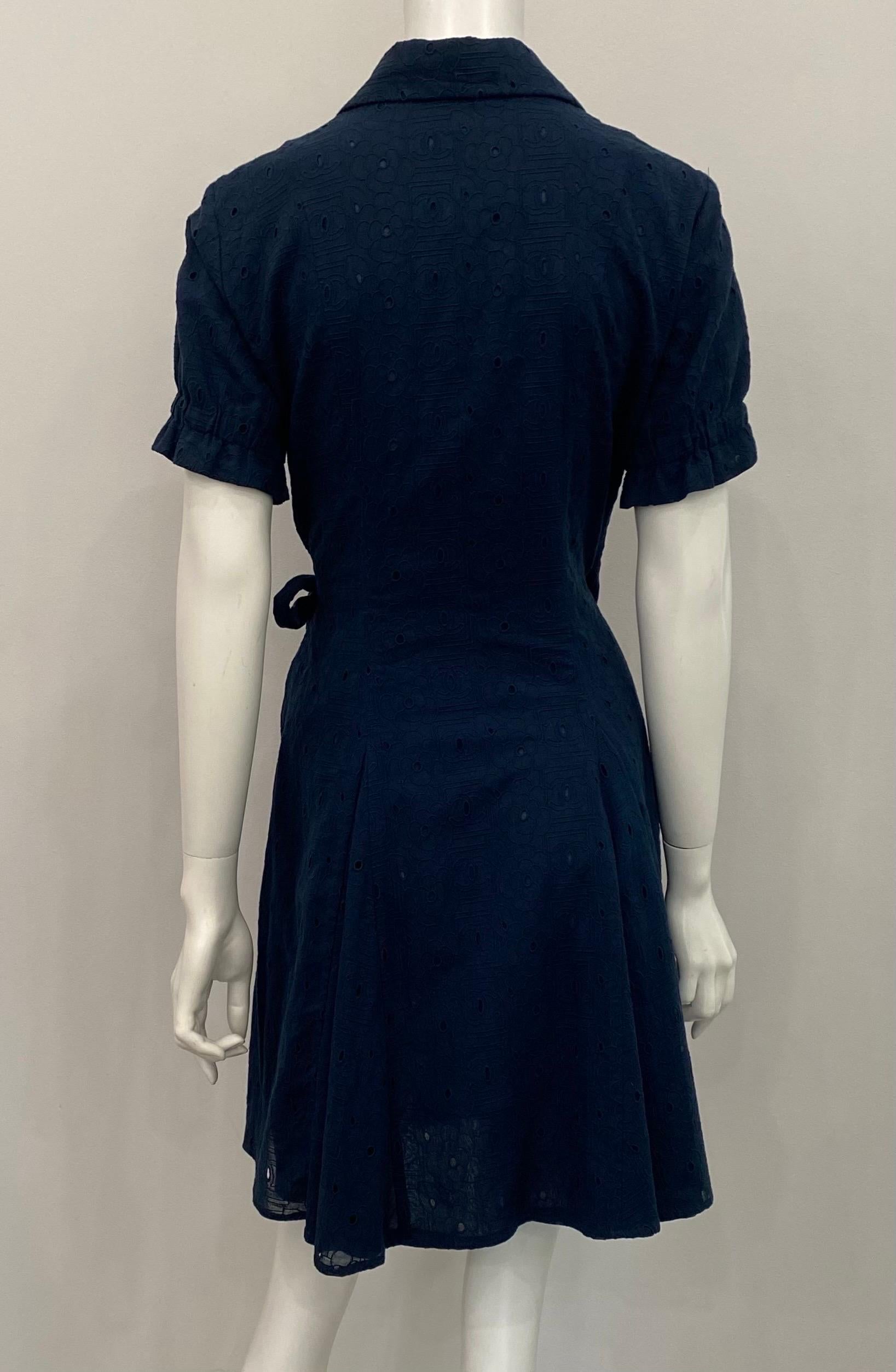 Women's Chanel Navy Cotton Eyelet Wrap Dress - Sz 42 - 07P Collection For Sale