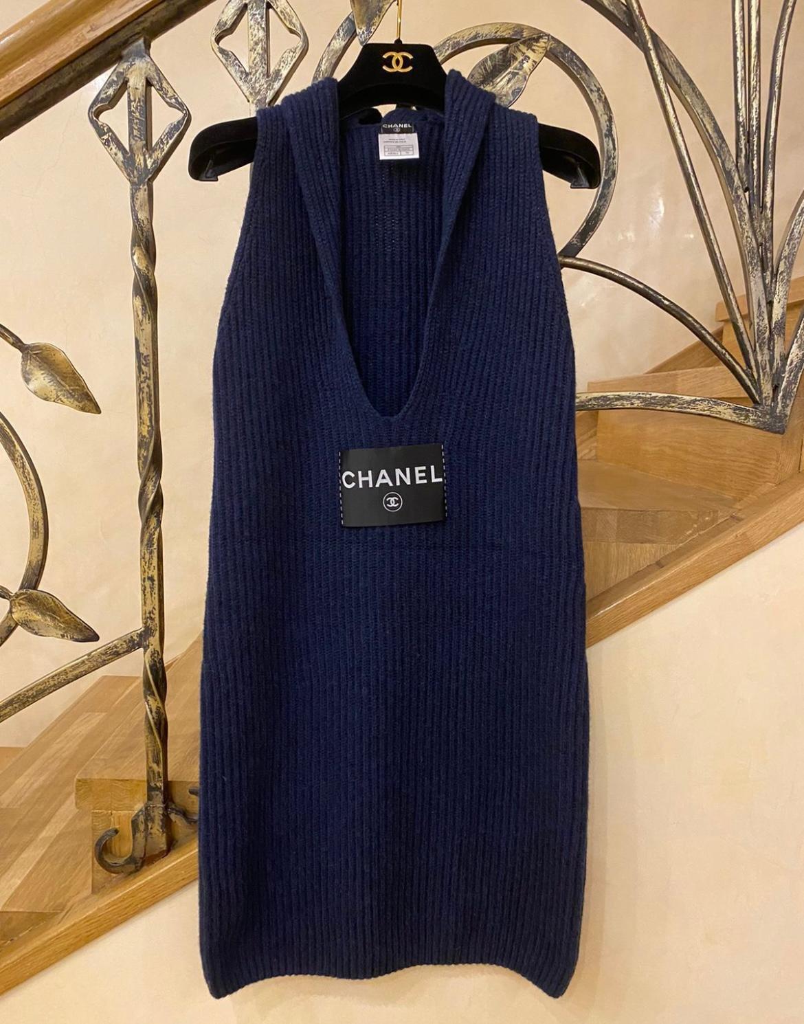Robe Chanel bleu marine, taille 36. Excellent état.