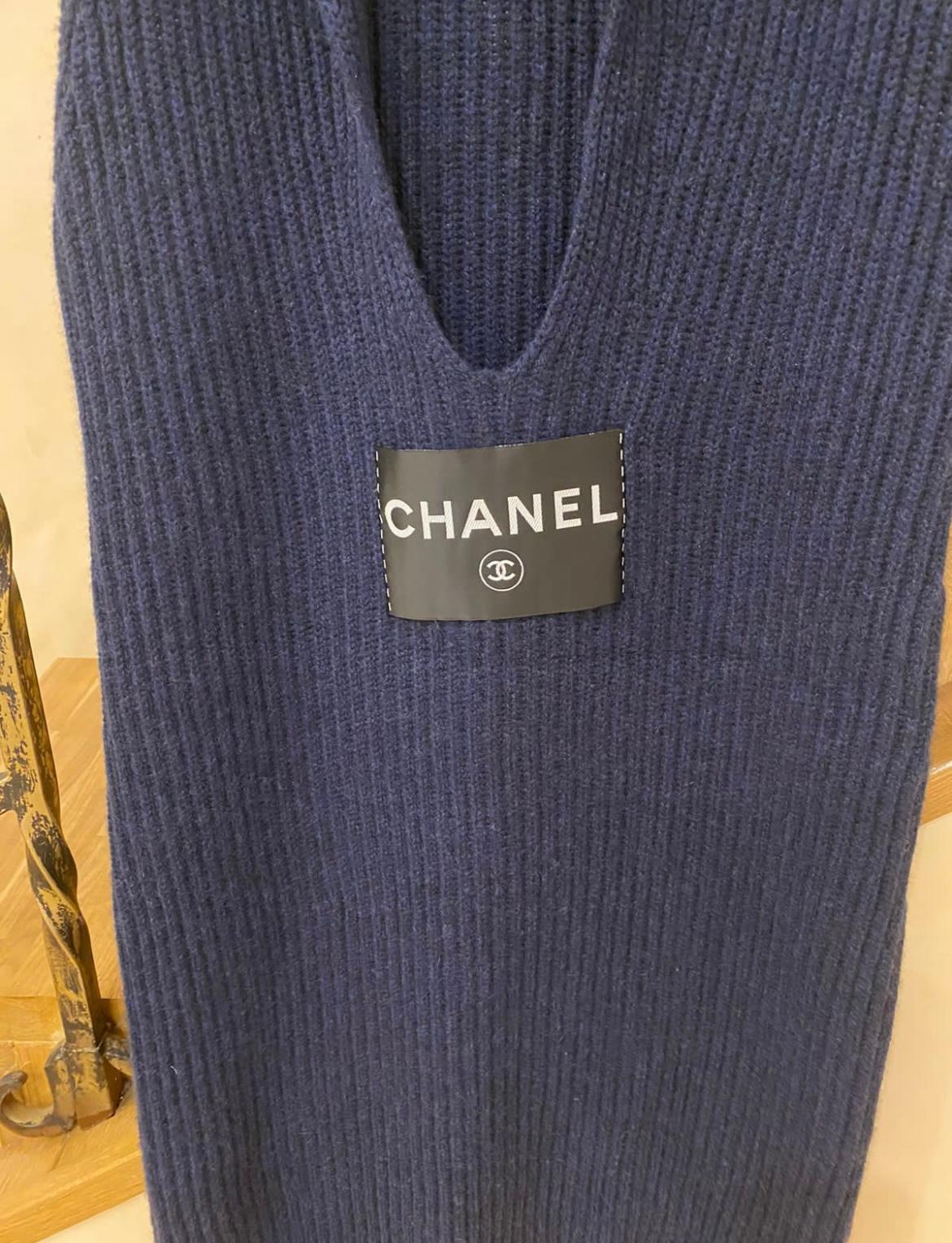 Robe bleu marine avec logo Chanel Unisexe en vente