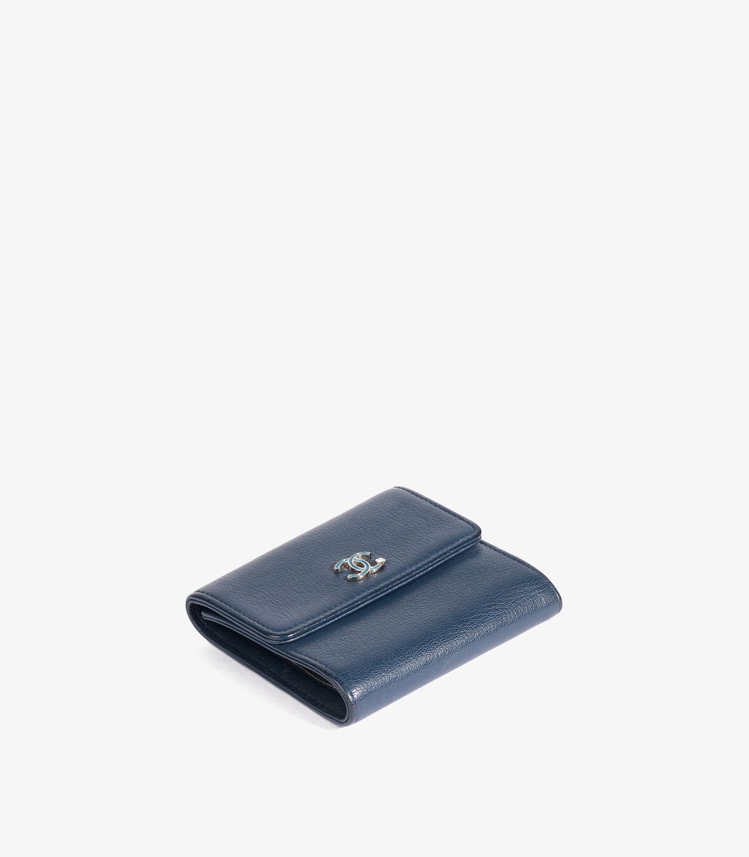 Chanel Marineblaues Ziegenleder Kleeblatt kompakte Brieftasche

Marke- Chanel
Modell- Clover Compact Brieftasche
Produkttyp- Brieftasche
Seriennummer - 24******
Alter- Circa 2017
Begleitet von - Chanel Echtheitskarte
Farbe - Marine
Hardware-
