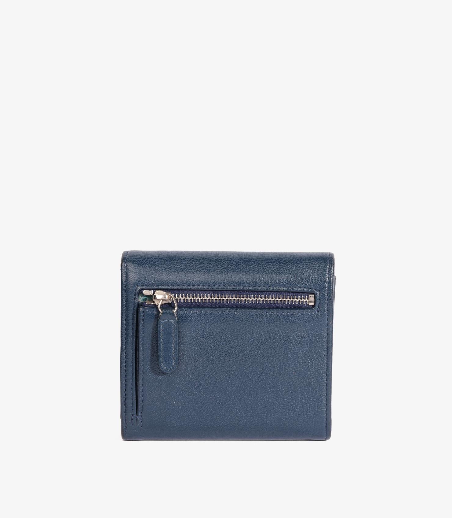 Chanel Marineblaues Ziegenleder Kleeblatt kompakte Brieftasche (Violett) im Angebot
