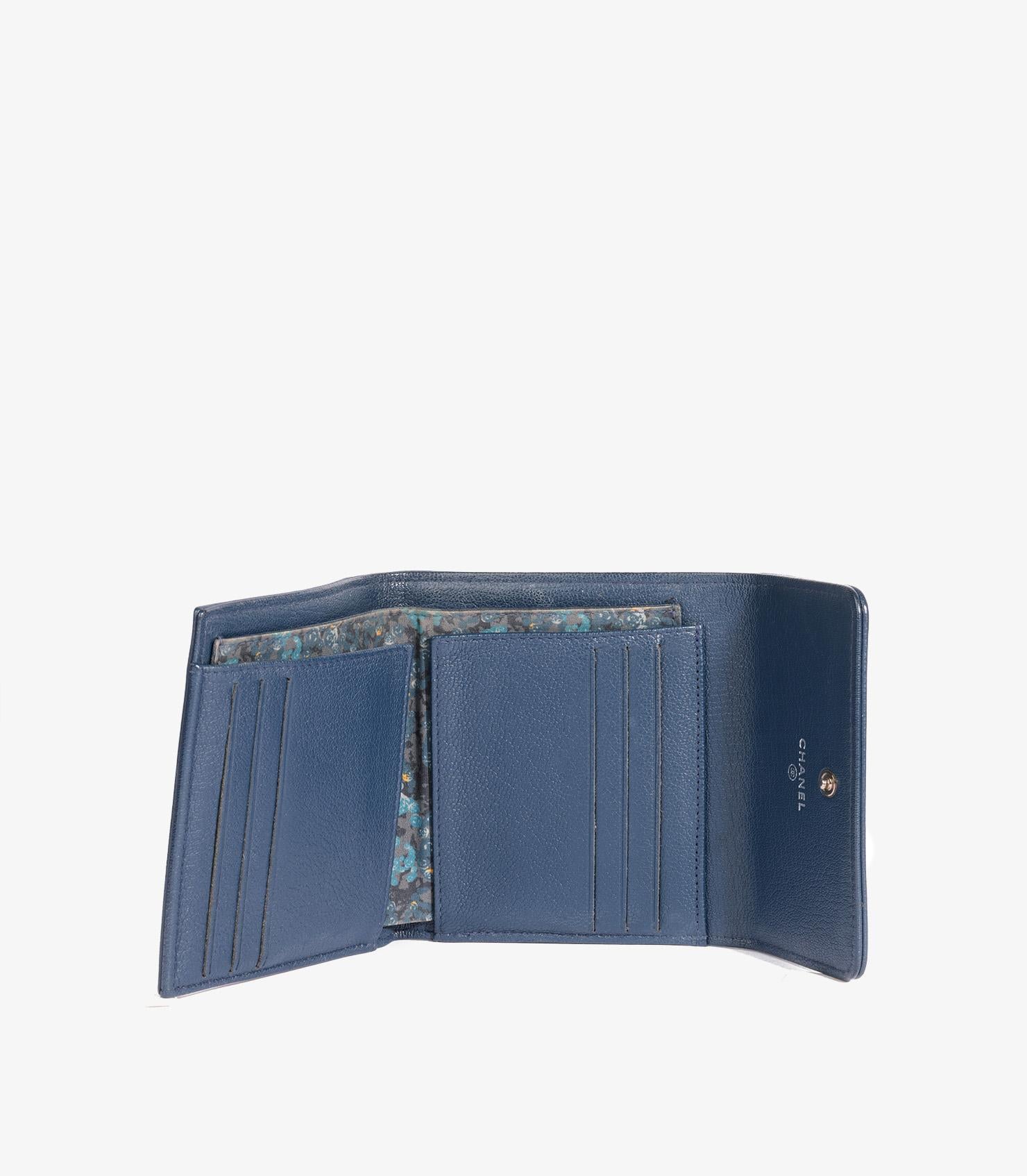 Chanel Marineblaues Ziegenleder Kleeblatt kompakte Brieftasche Damen im Angebot
