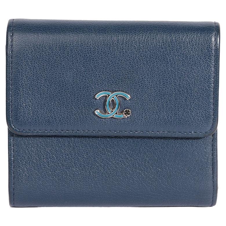 Chanel - Portefeuille compact Clover en cuir de chèvre marine