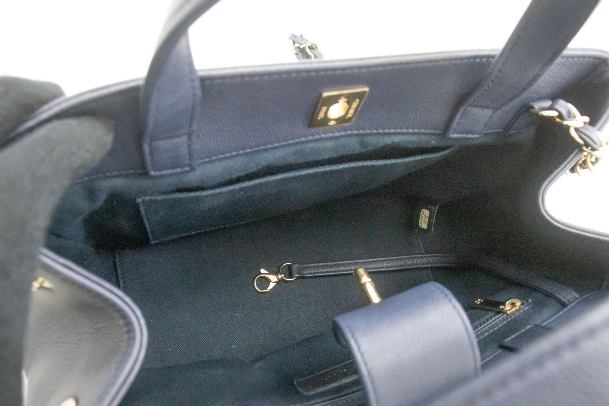 CHANEL Navy Grained Calfskin Leather Shoulder Bag Handbag Quilted For Sale 5