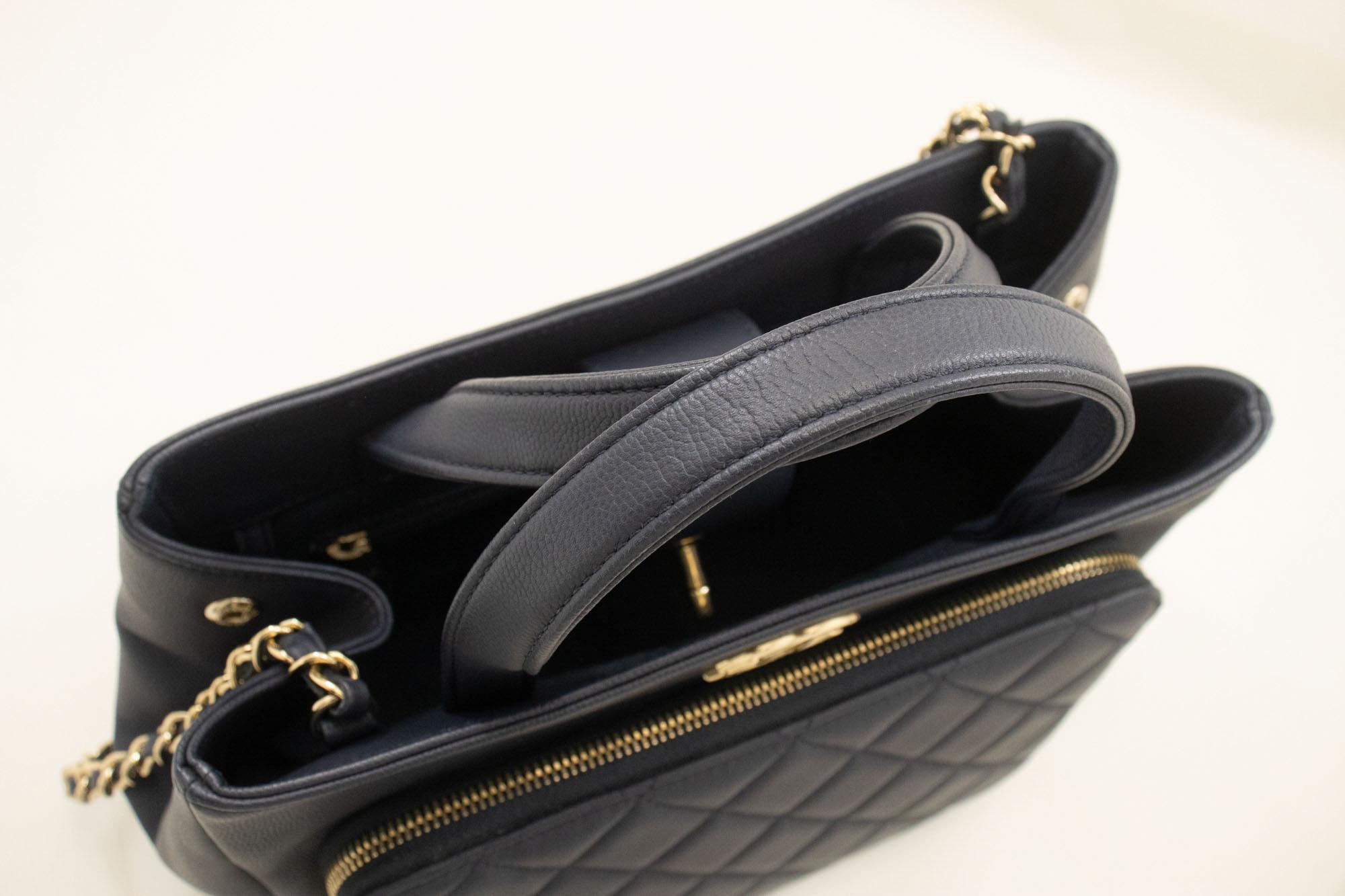 CHANEL Navy Grained Calfskin Leather Shoulder Bag Handbag Quilted For Sale 4