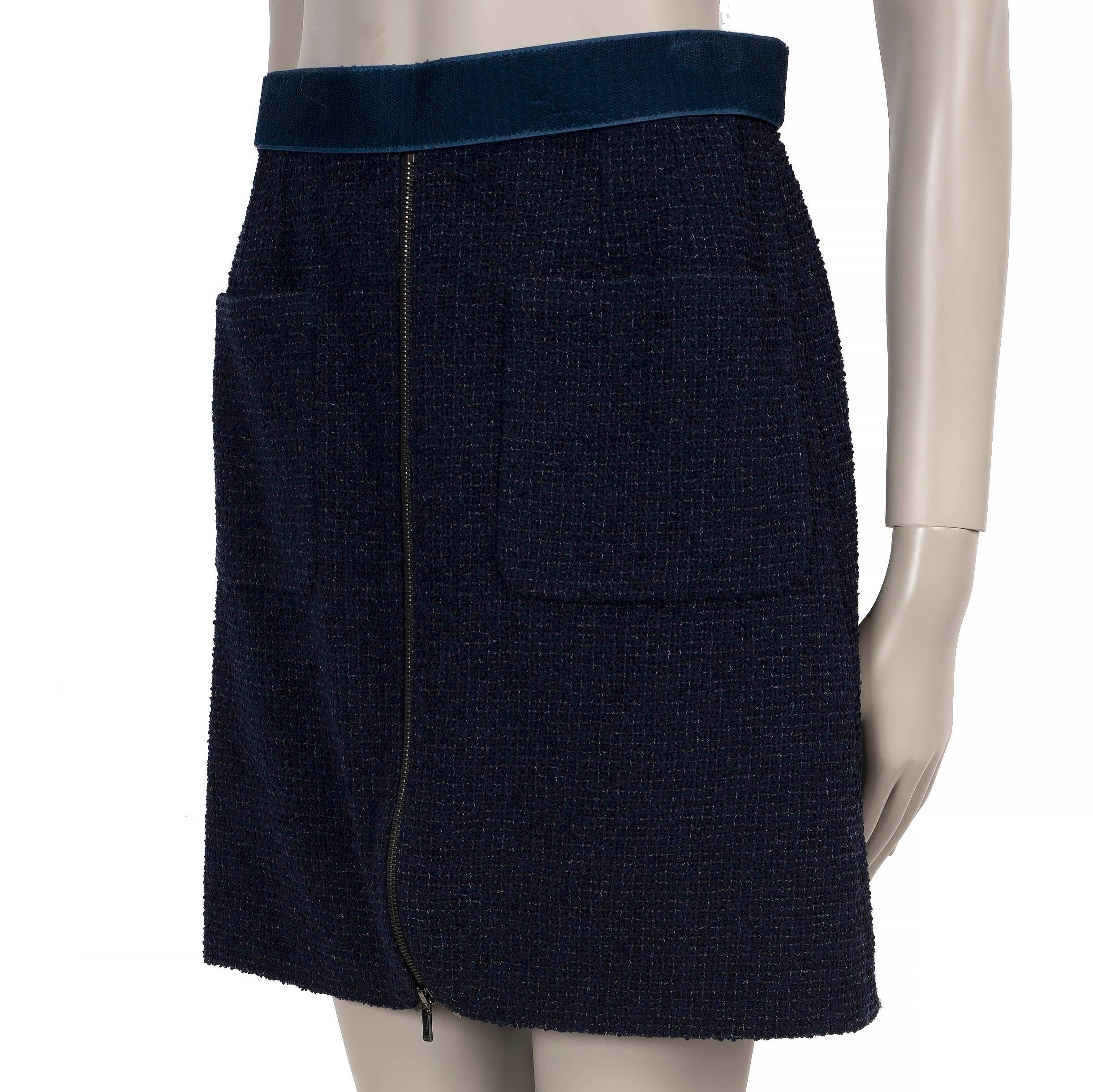 Questa gonna in tweed Chanel autentica al 100% in blu navy e grigio è realizzata in una miscela di nylon (72%), cotone (12%), lana (10%) e poliestere (6%). Presenta una silhouette dritta con una lunghezza mini, completa di cerniera centrale sul