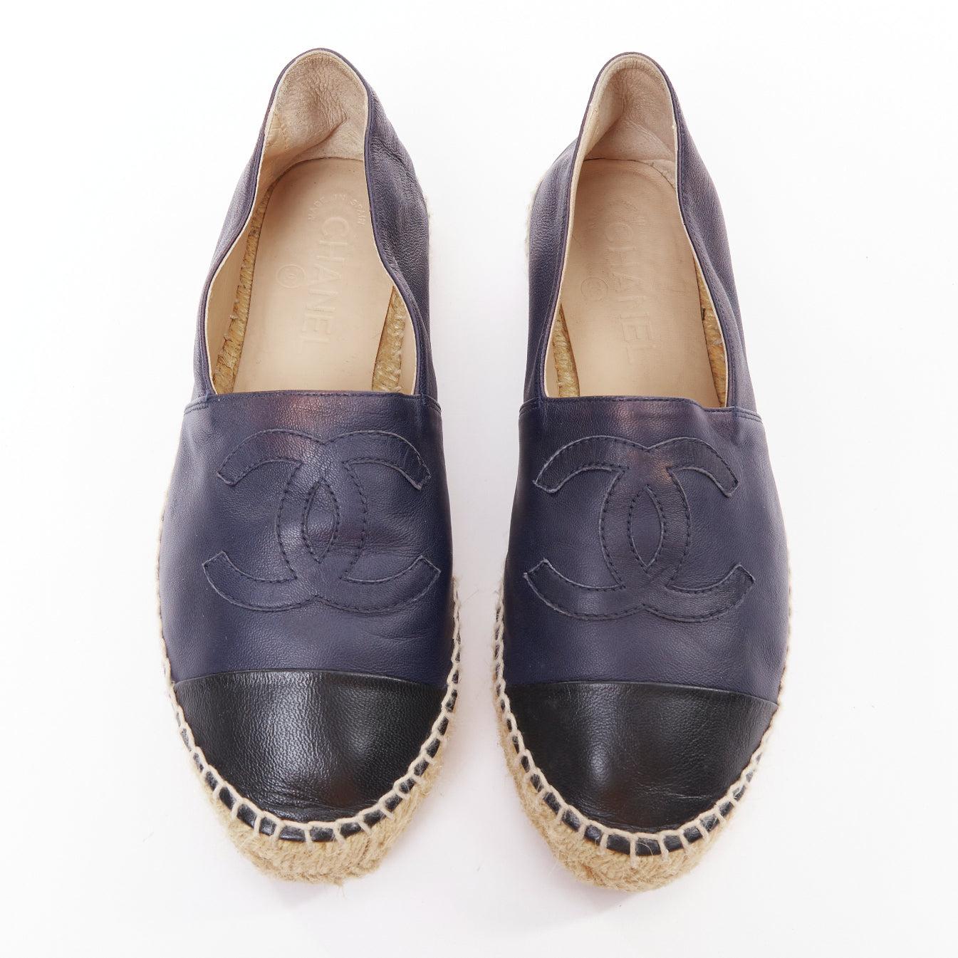 Gray CHANEL navy lambskin leather CC logo applique jute espadrille shoes EU37 For Sale