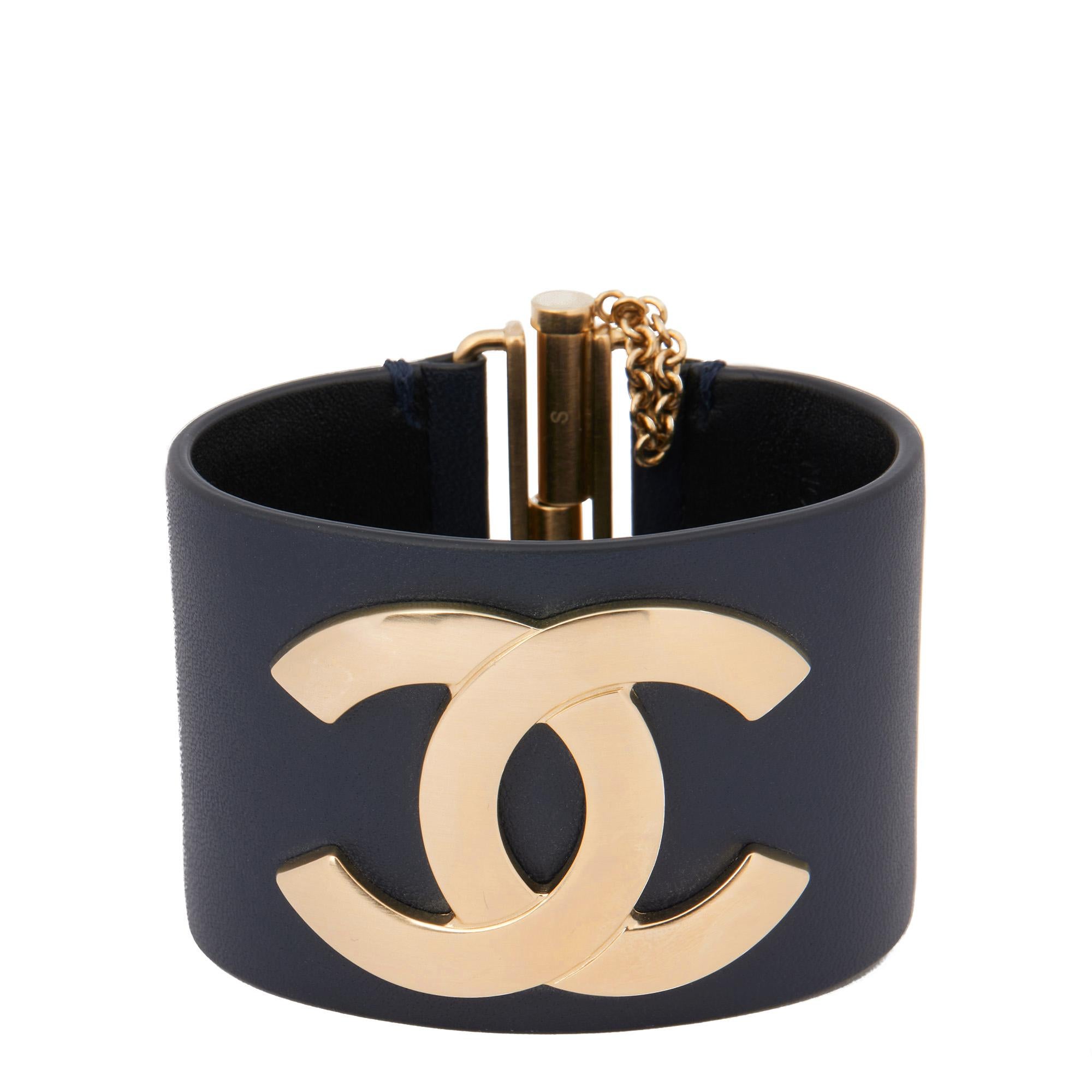 Chanel NAVY LAMBSKIN LEATHER GOLD CC BRACELET

ITEM CONDITION	Excellent
XUPES REFERENCE	AAJ015
MANUFACTURER	Chanel
AGE	2018
ACCOMPANIED BY	Chanel Box and Pouch
BRACELET WIDTH	64mm
BRACELET LENGTH	45mm
TOTAL WEIGHT	57g