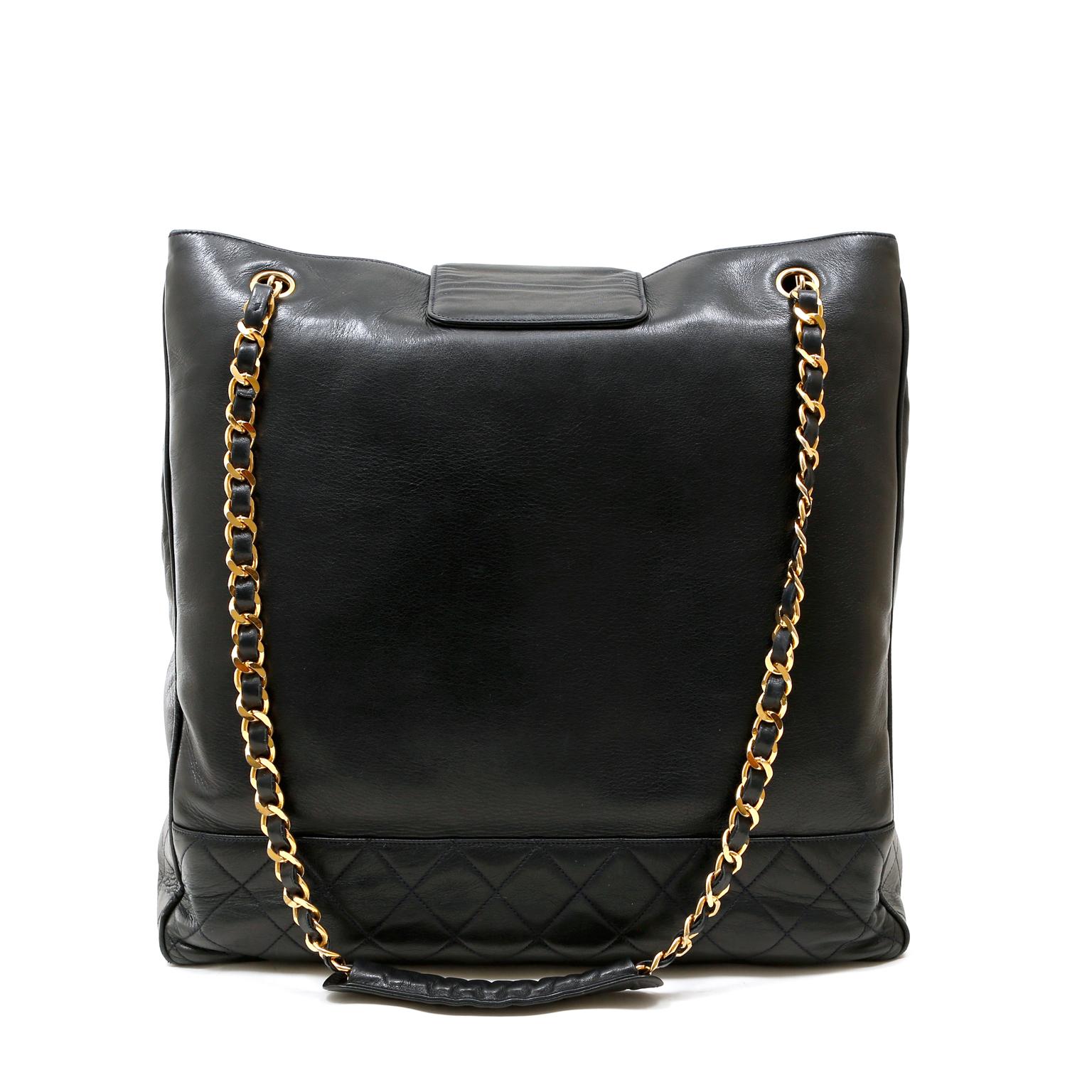 Diese authentische Chanel Navy Lammfell Large Tote ist in sehr gutem Vintage-Zustand aus den 1980er Jahren.  Diese geräumige Tasche ist ein klassisches Modell in der Farbe Marineblau, das das ganze Jahr über getragen werden kann.
Große Tasche aus
