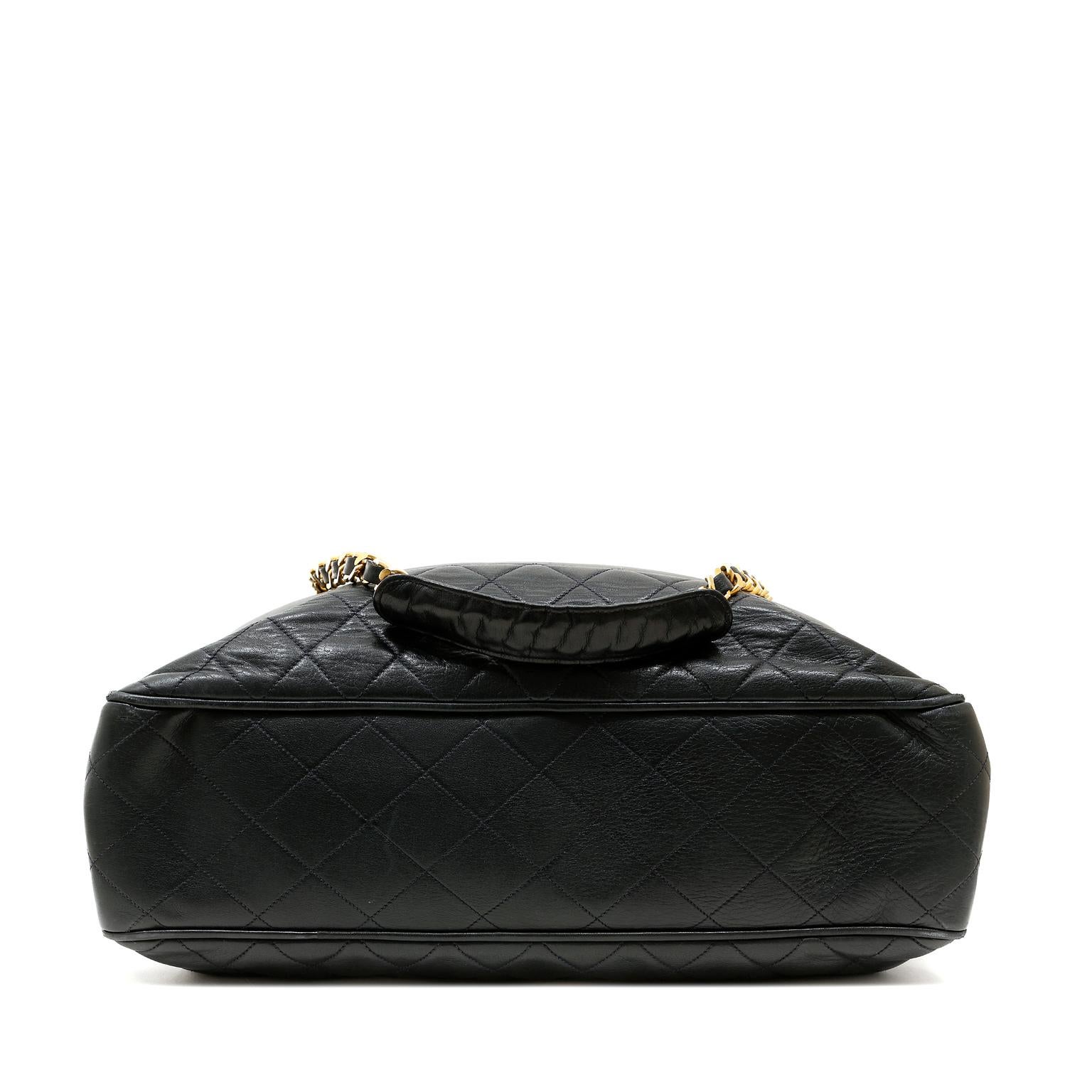 Chanel Große Vintage-Tasche aus marineblauem Lammfell im Zustand „Gut“ in Palm Beach, FL