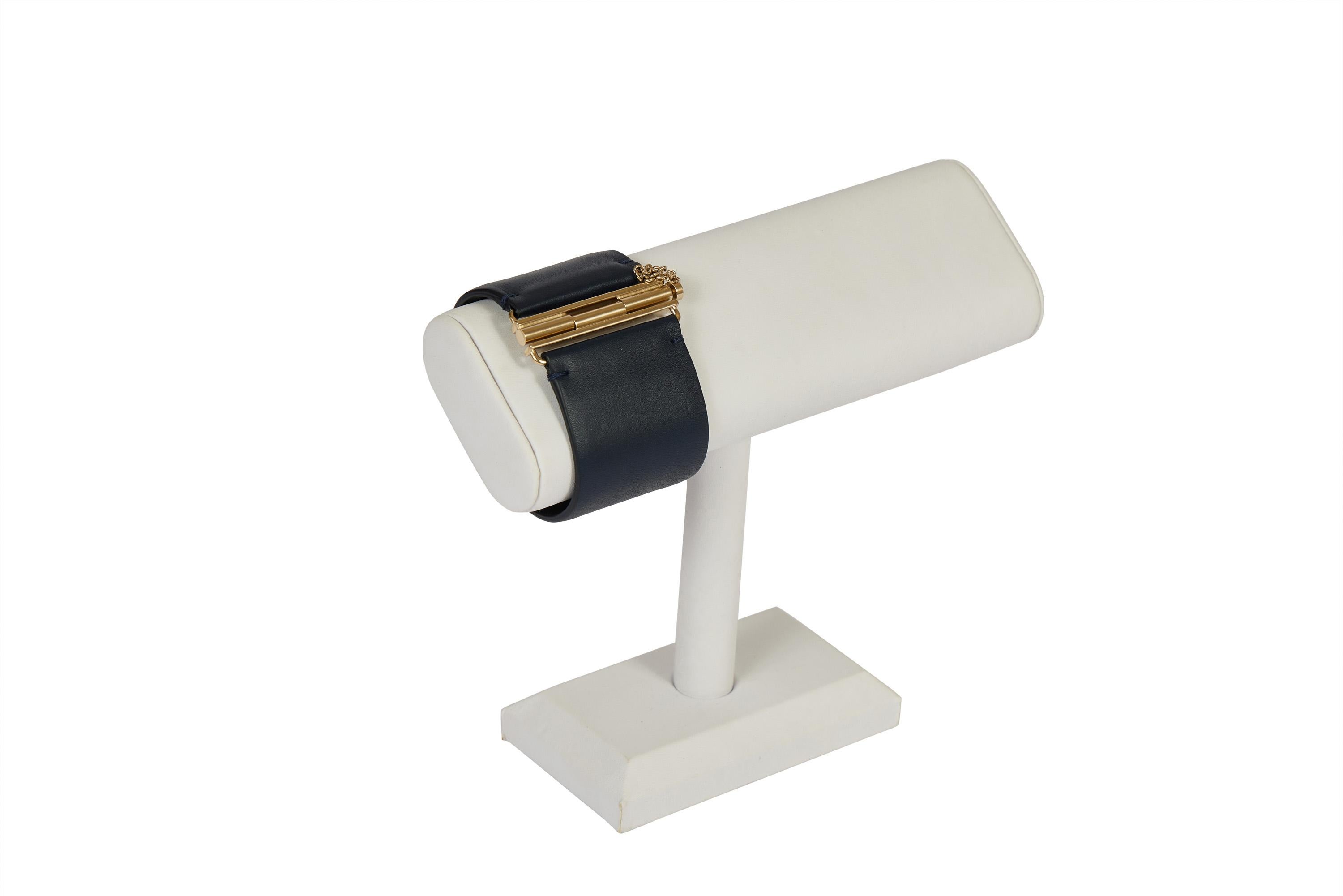 Pulsera brazalete Chanel de cuero azul marino con logotipo CC central plateado satinado. Colección de diciembre de 2017. Viene con la funda y la caja originales.