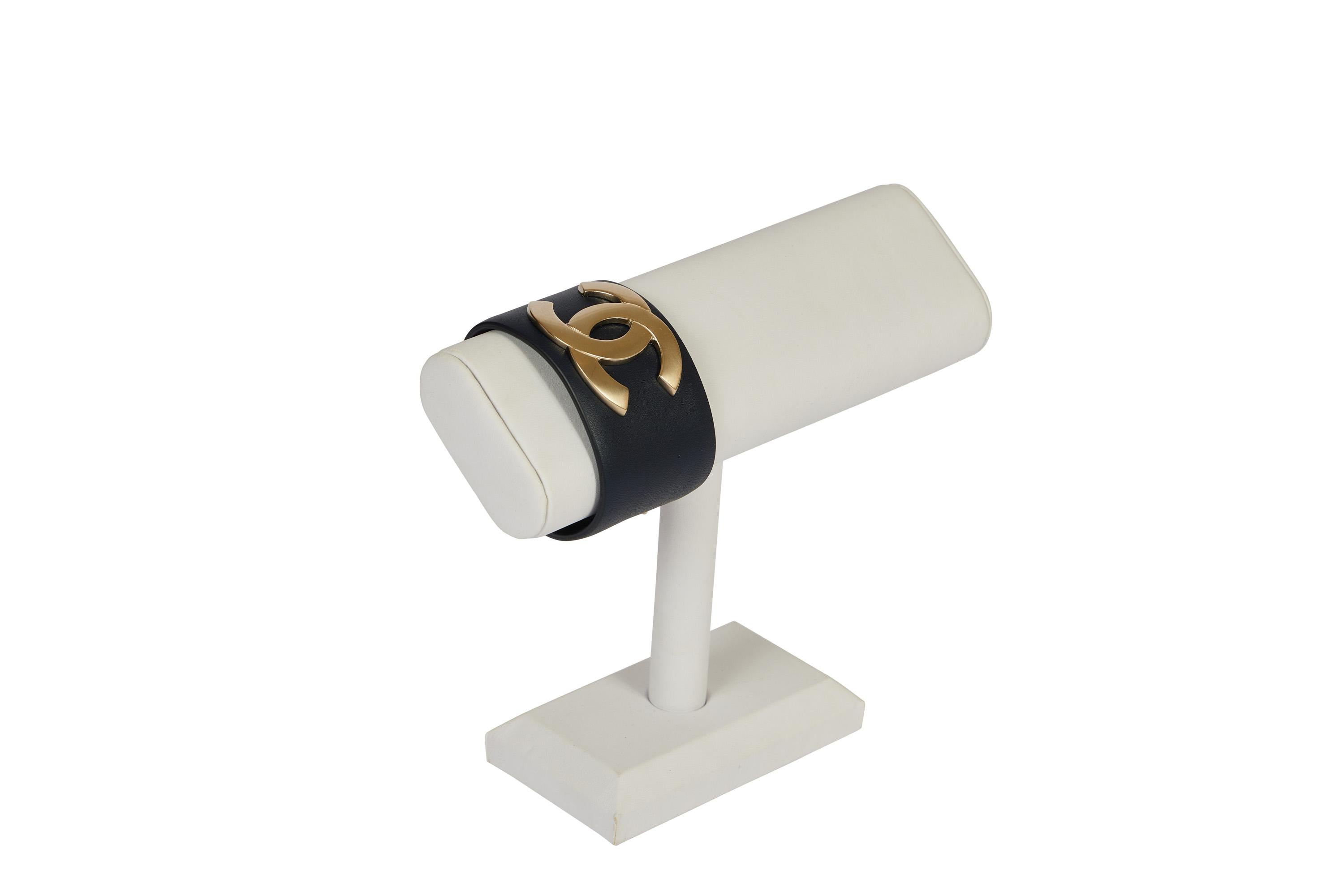 Chanel Pulsera CC de cuero azul marino en Excelente estado para la venta en West Hollywood, CA