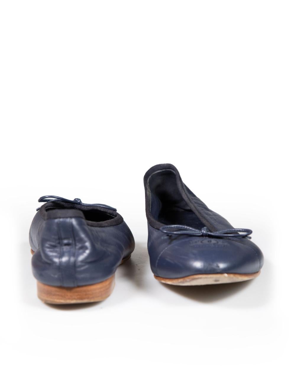 Chanel Navy Leather Interlocking CC Logo Ballet Flats Size IT 38.5 In Good Condition For Sale In London, GB