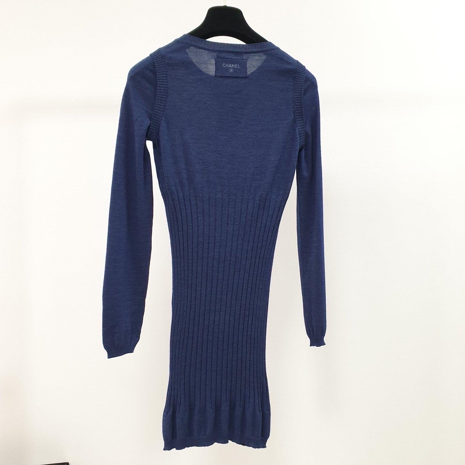 Product Details: Navy long sleeve knit dress by Chanel. 
Crew neckline. 
Dual faux pockets at front.

Sz 36


Very good condition