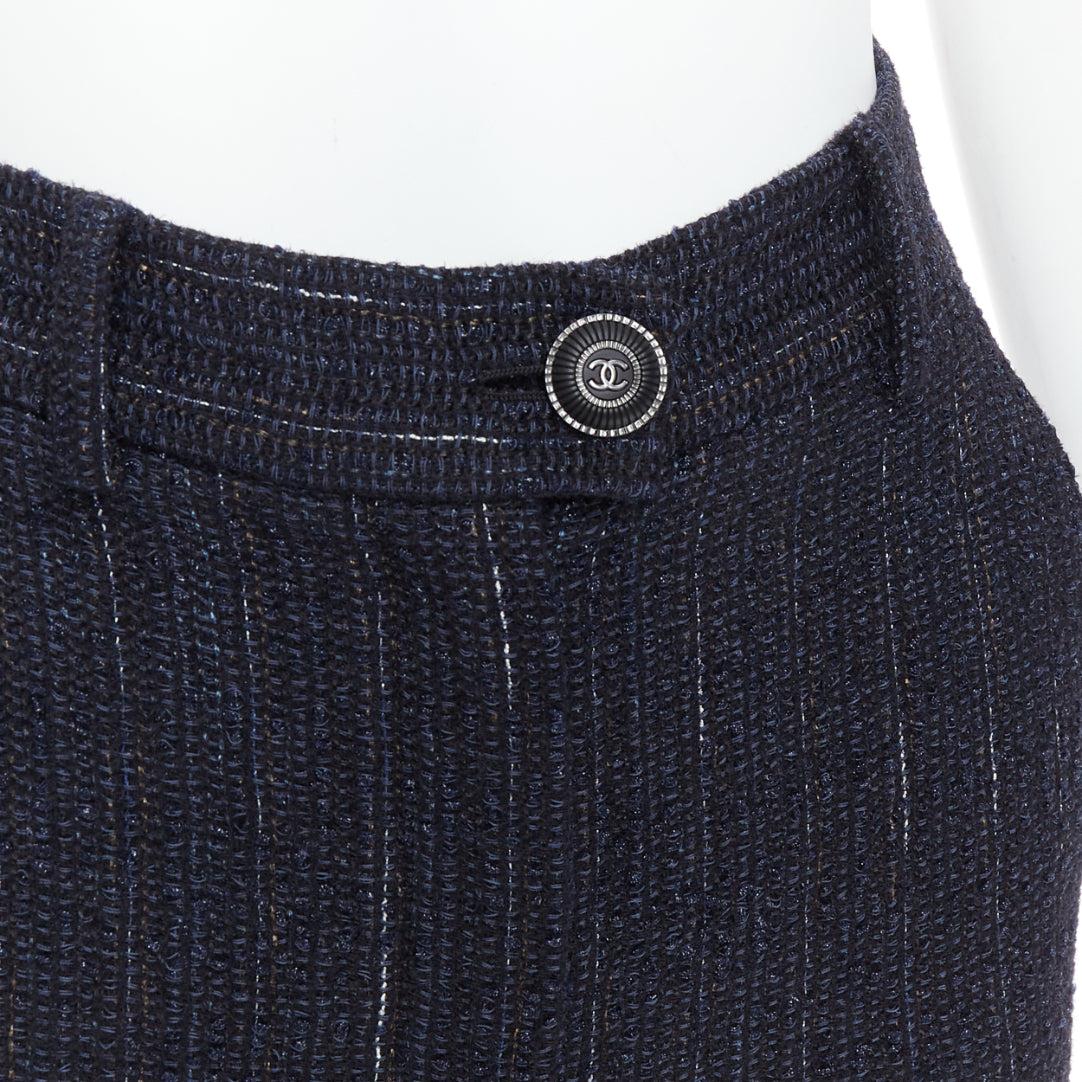 CHANEL navy metallic tweed CC button knee capri pants FR34 XS
Reference: TGAS/E00571
Brand: Chanel
Designer: Virginie Viard
Material: Polyamide, Blend
Color: Navy
Pattern: Tweed
Closure: Zip Fly
Lining: Black Silk
Extra Details: Silk lined. CC logo