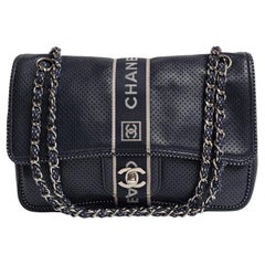 Chanel - Sac à rabat moyen en cuir perforé Navy Sports Line