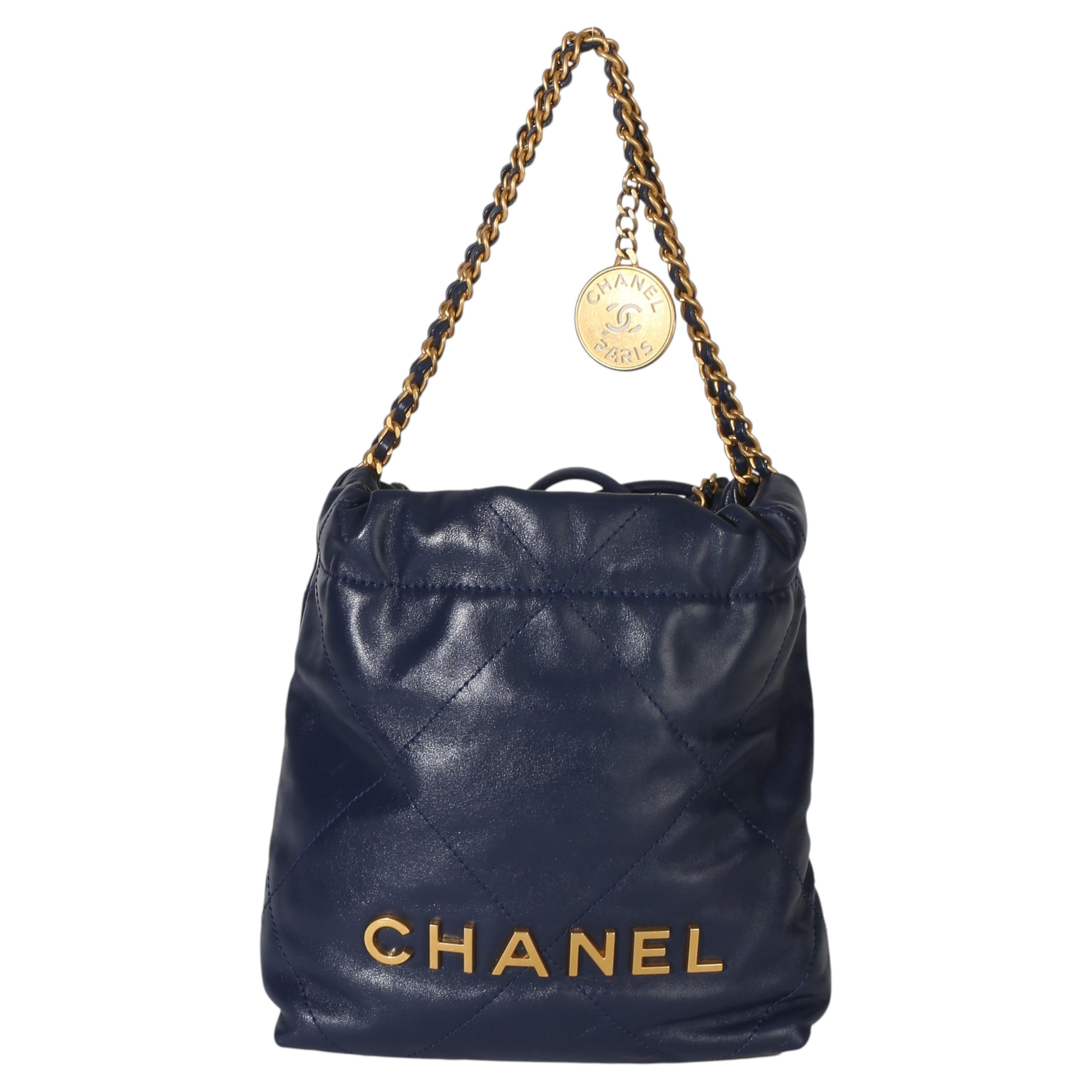 Mini Hobo Chanel 22 en cuir de veau matelassé marine en vente