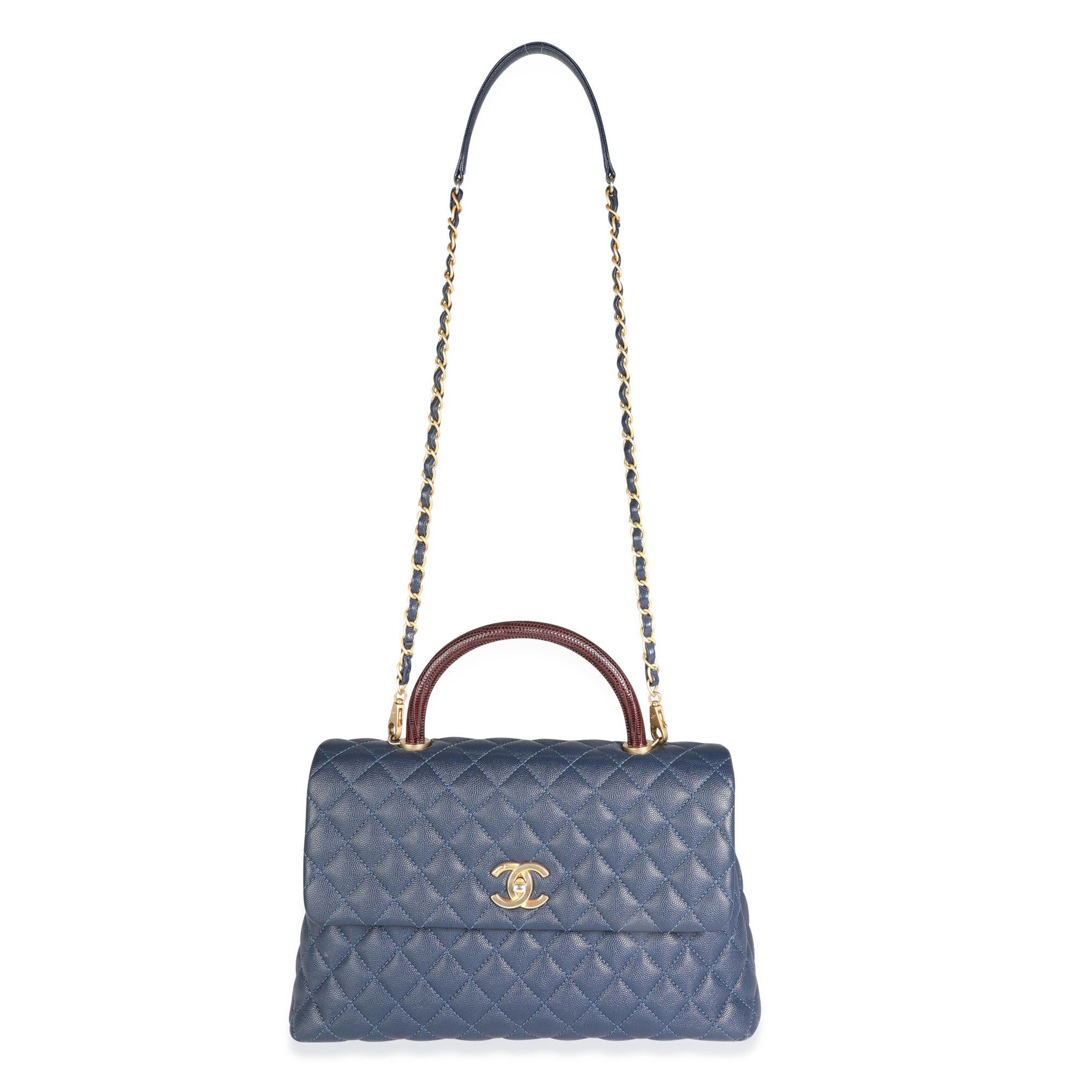 Auflistung Titel: Chanel Navy gesteppt Kaviar & braun Eidechse große Coco Griff Klappe Tasche
SKU: 116298
Zustand: Gebraucht (3000)
Zustand Beschreibung: Diese Chanel Coco Handle Flap Bag wurde aus luxuriösem Navy Caviar Leder gefertigt, zusammen