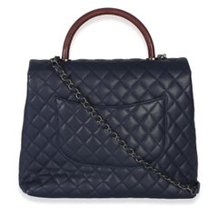 Chanel – Große Coco-Handtasche mit Tragegriff aus marineblauem, gestepptem Caviar-Lizard-Leder