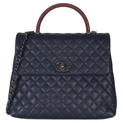 Chanel – Große Coco-Handtasche mit Tragegriff aus marineblauem, gestepptem Caviar-Lizard-Leder