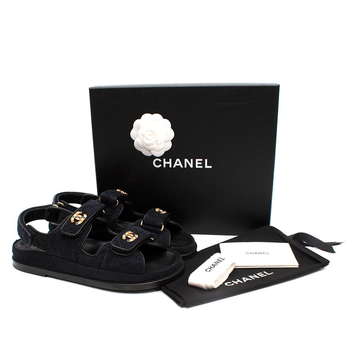 Chanel Navy Quilted Denim Dad Sandals 

- Navy quilted denim fabric
- Multi coloured Chanel logo on the side of the fasteners
- Gold tone hardware
- Velcro fastening

Material: 
Denim

Made in Italy 

PLEASE NOTE, THESE ITEMS ARE PRE-OWNED AND MAY