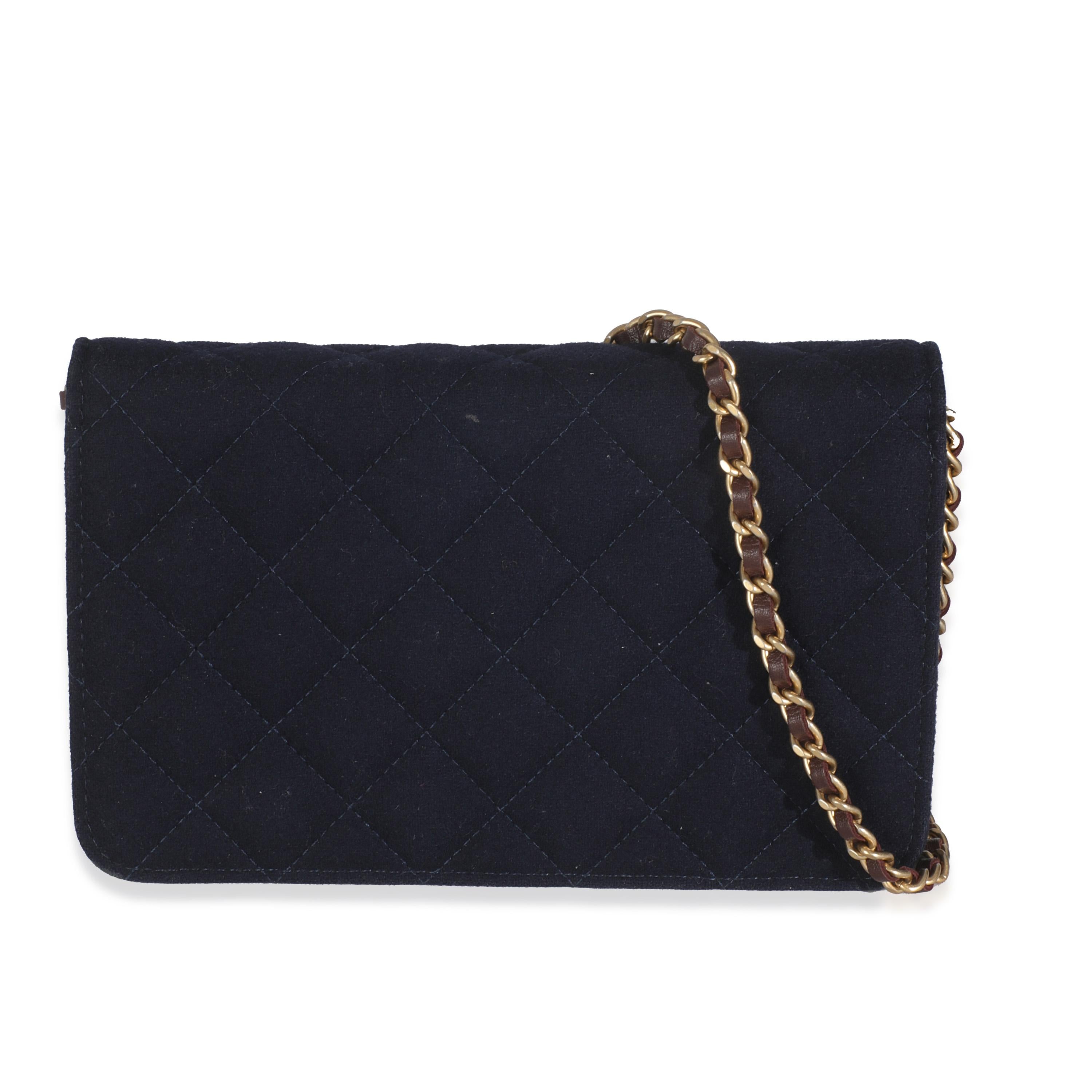 Titre du listing : Chanel Navy Navy Quilted Felt Paris-Hamburg Charms Wallet On Chain
SKU : 145499
Condit : Usagé 
Condition du sac à main : Très bon
Commentaires sur l'état : L'article est en très bon état avec des signes mineurs d'usure. 
