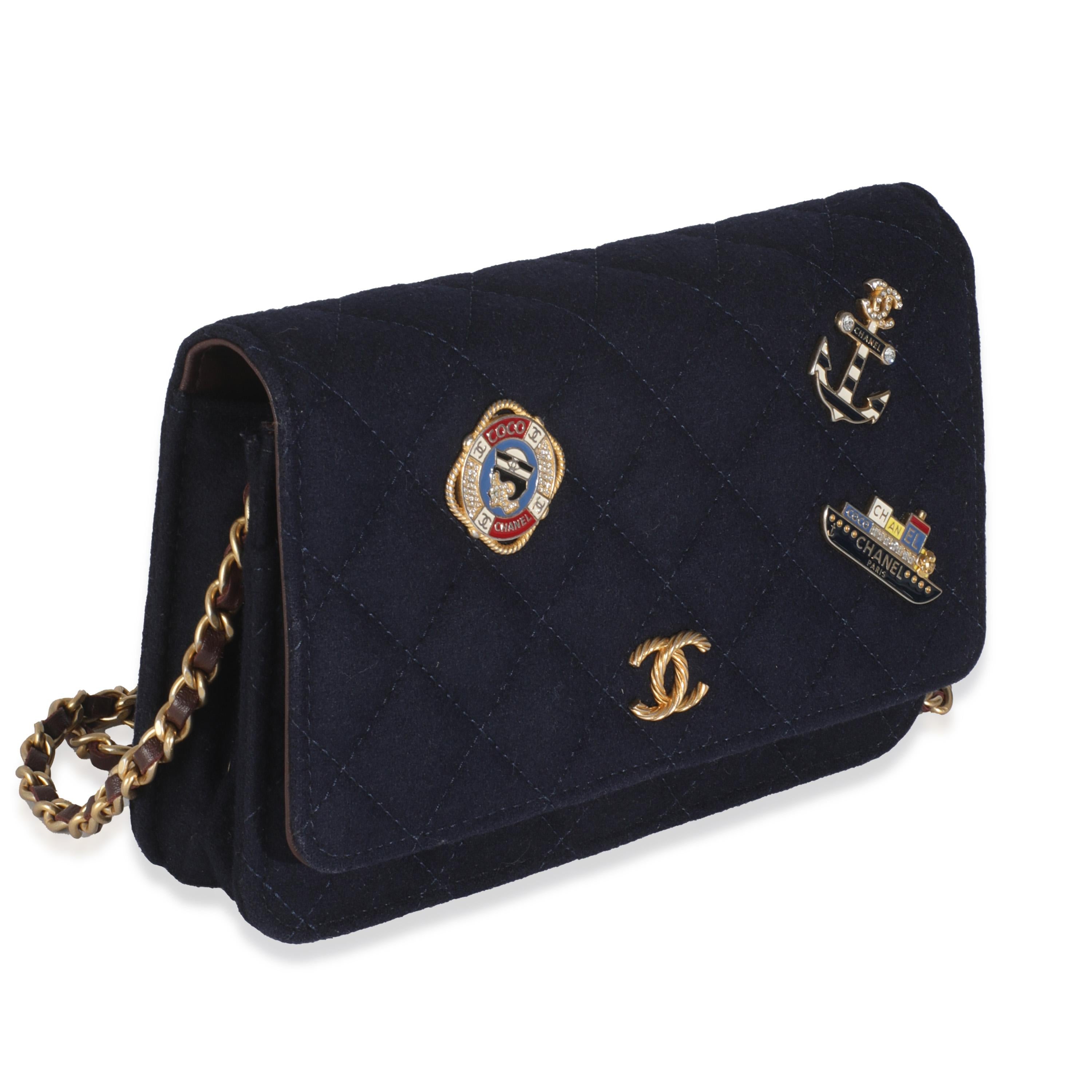 Noir Chanel Navy Navy Quilted Felt Paris-Hamburg Charms Wallet On Chain en vente
