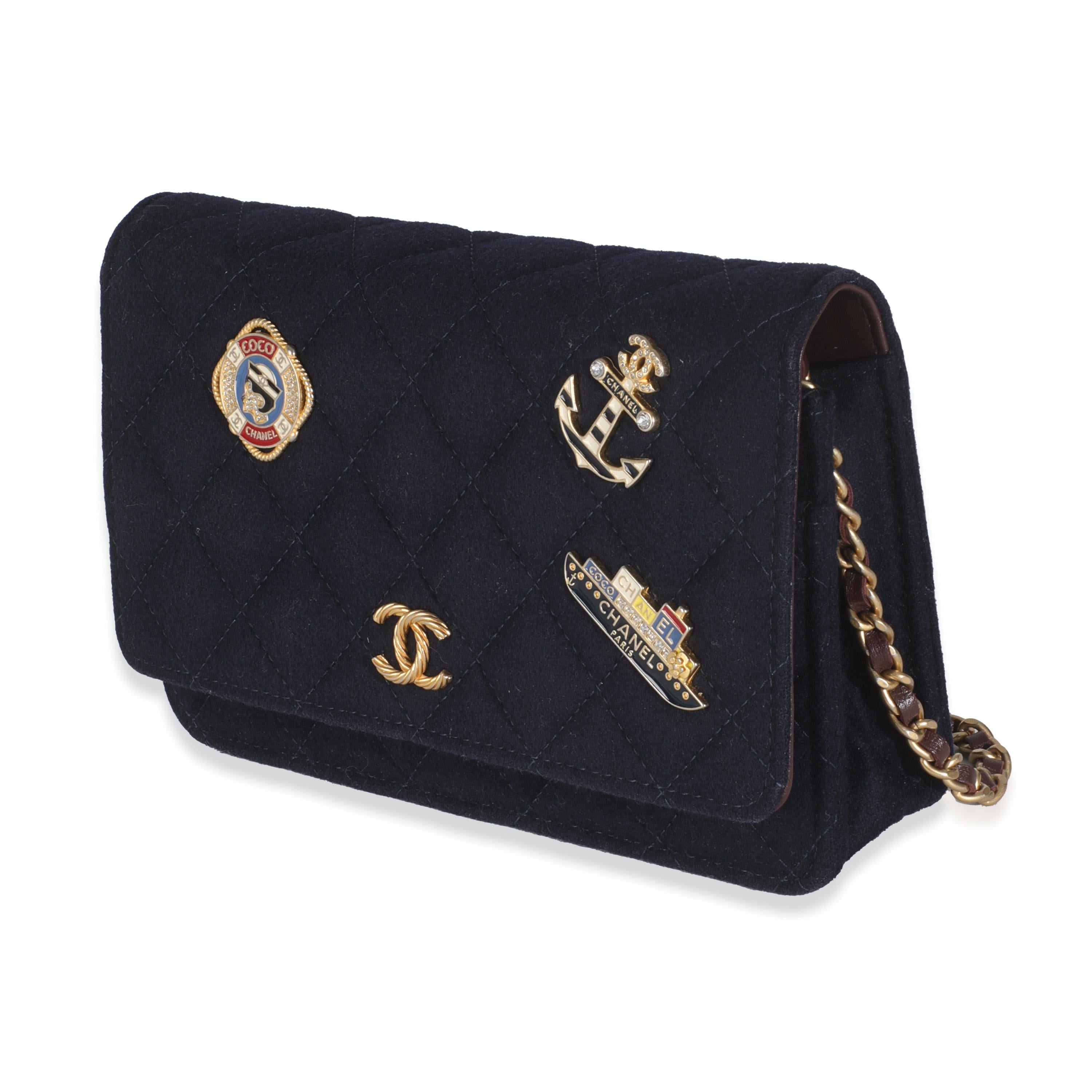 Chanel Navy Navy Quilted Felt Paris-Hamburg Charms Wallet On Chain Excellent état - En vente à New York, NY