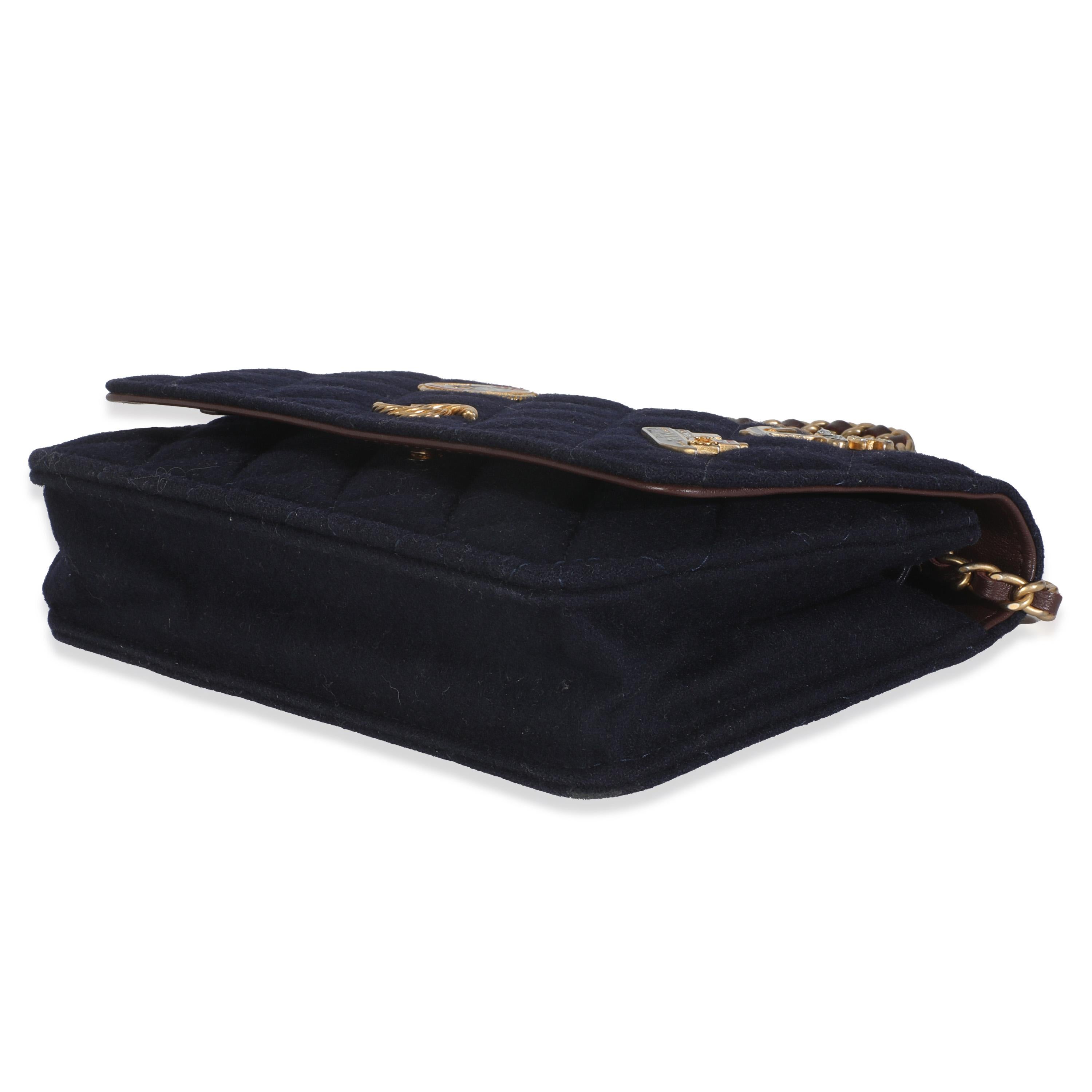 Chanel Navy Navy Quilted Felt Paris-Hamburg Charms Wallet On Chain Pour femmes en vente
