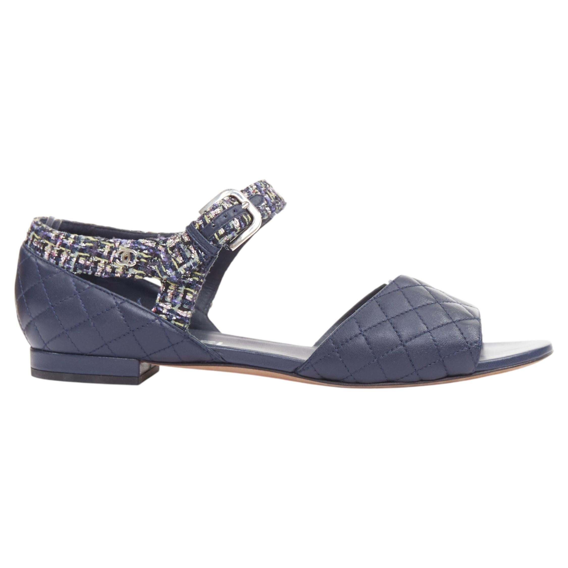 Sandalias Mary Jane de CHANEL en piel de cordero acolchada azul marino con tweed metalizado, talla 39 (EU)