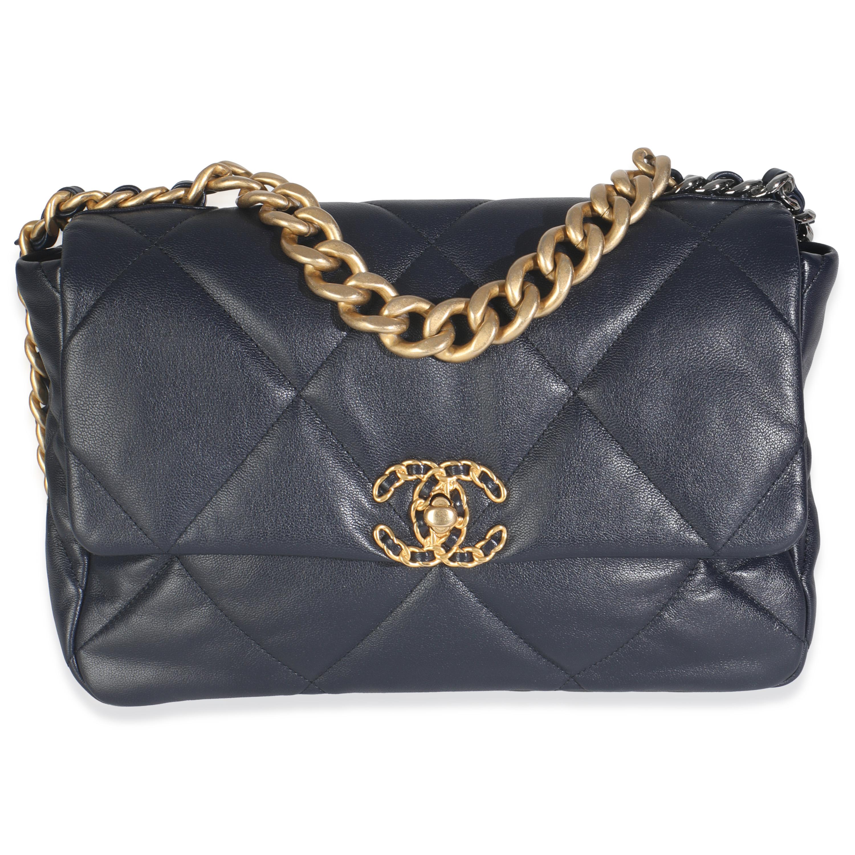 Auflistung Titel: Chanel Navy Gestepptes Lammfell Medium Chanel 19 Klappe Tasche
SKU: 149079
Zustand: Gebraucht 
Beschreibung des Zustands: Die Überschlagtasche von Chanel ist ein zeitloser Klassiker, der nie aus der Mode kommt. Sie stammt aus dem